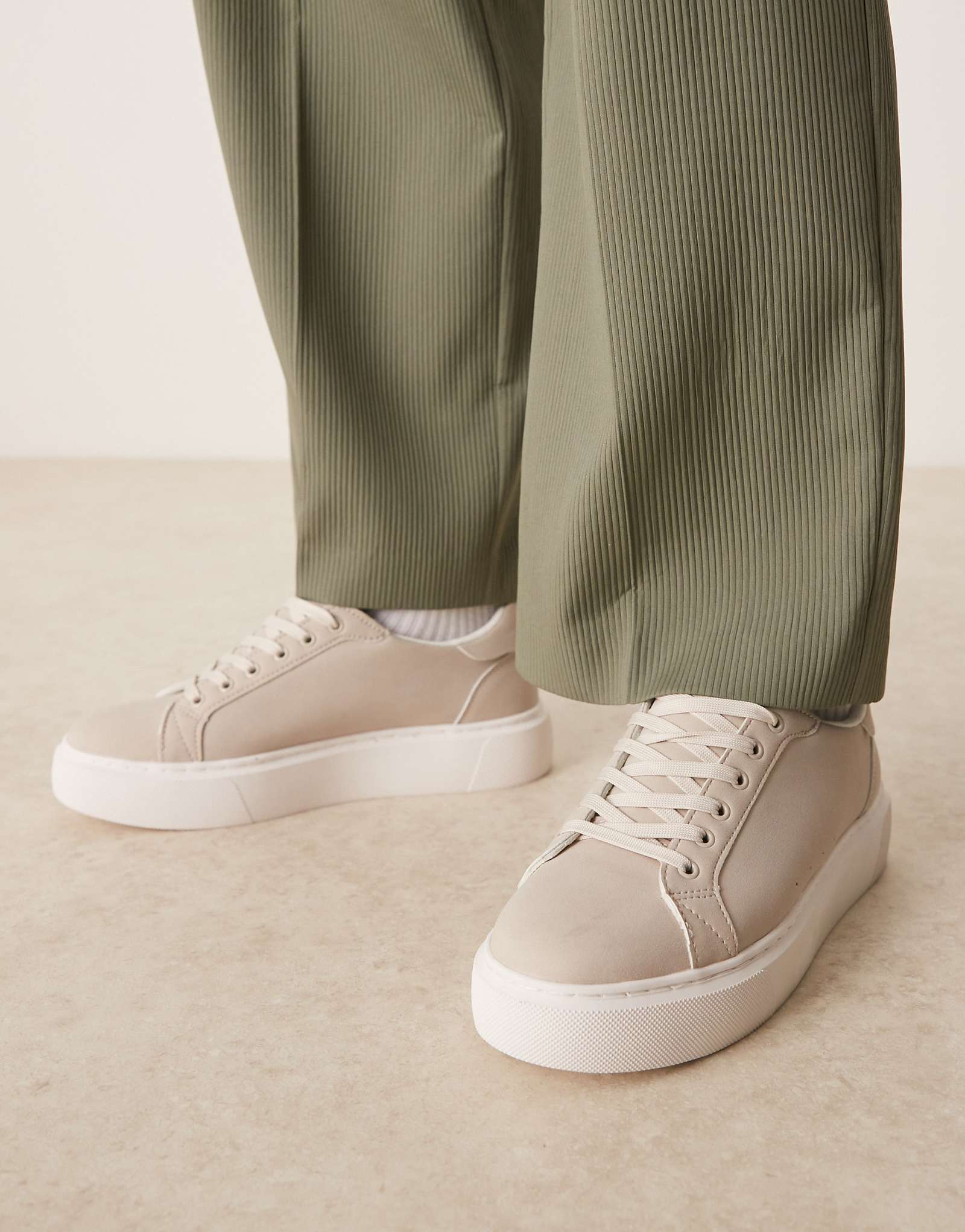 Дизайнерские кроссовки ASOS на шнуровке серого цвета 6890₽