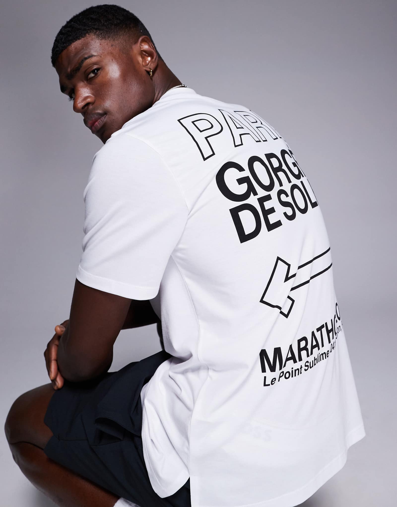 4505 быстросохнущая спортивная футболка для бега белого цвета с графическим рисунком на спине из джерси quick dry performance 5690₽