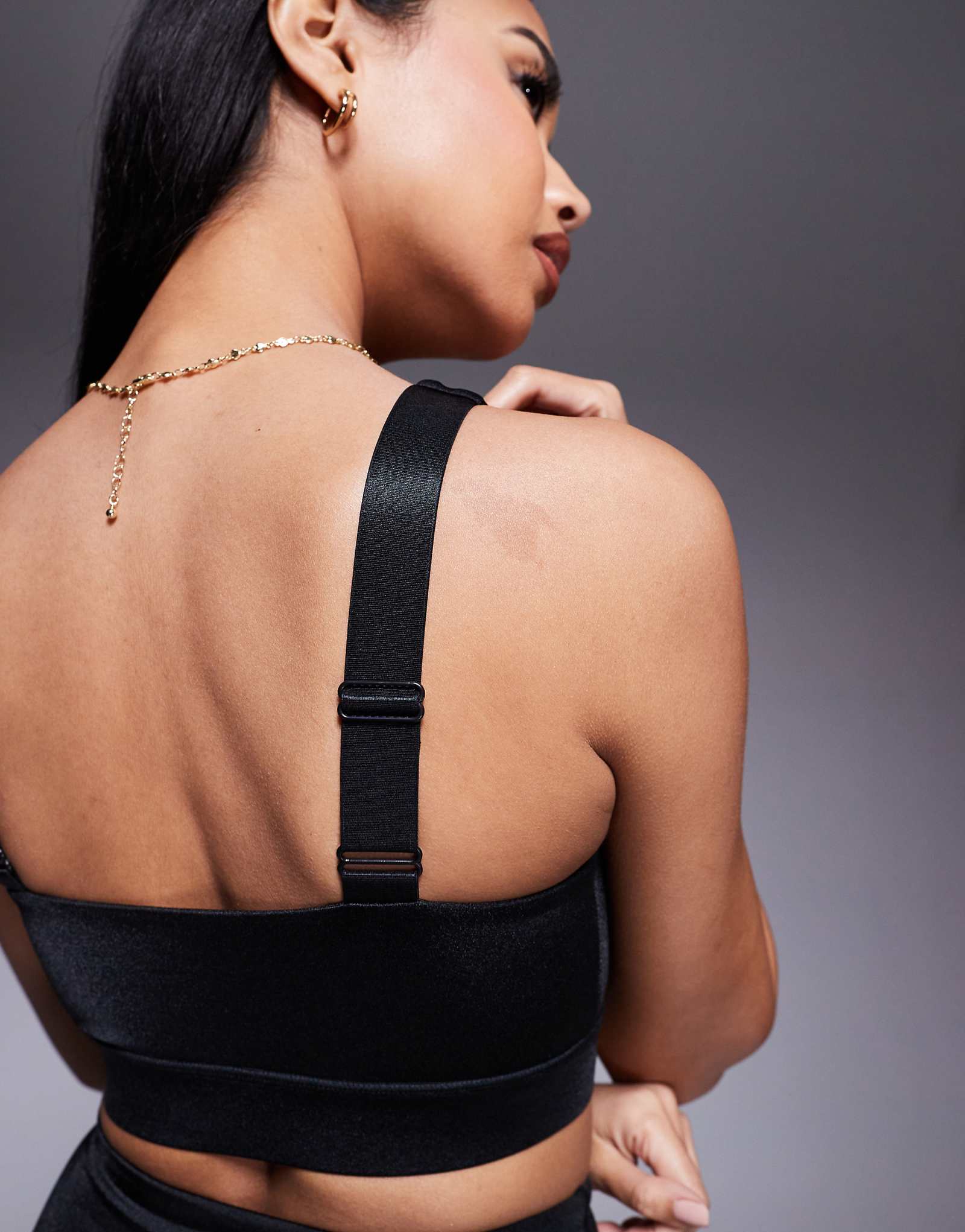 4505 спортивный бюстгальтер средней поддержки с регулируемыми бретельками черного цвета с высоким блеском 5090₽