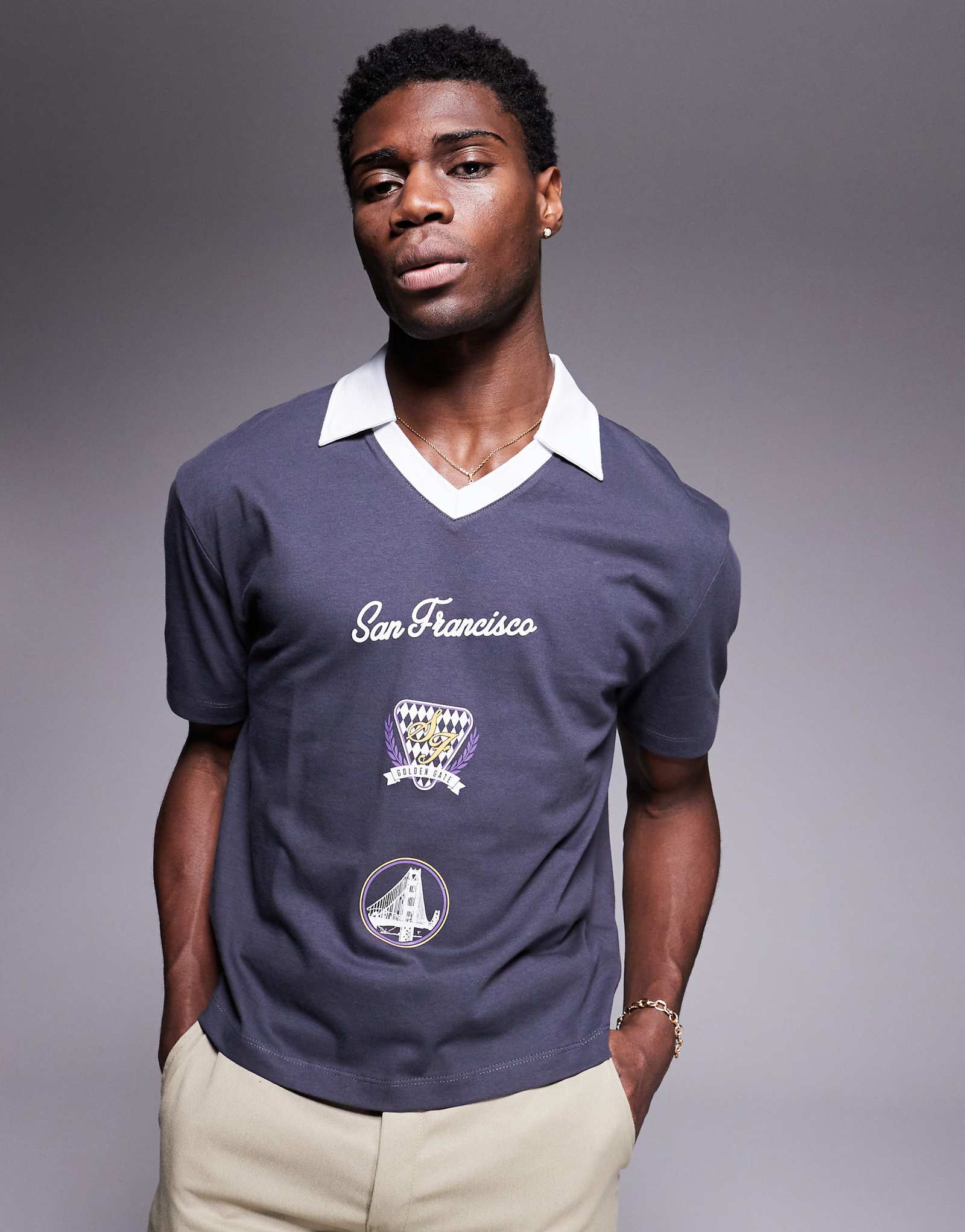 ДИЗАЙНЕРСКОЕ поло свободного кроя от ASOS со спортивным принтом спереди выполненным угольным цветом 2790₽