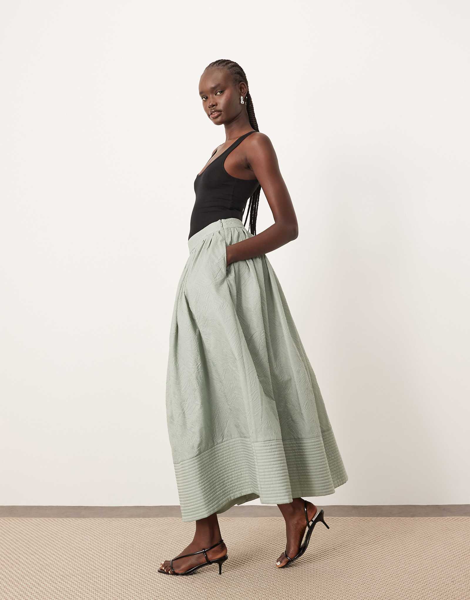 ОФОРМИТЕ фактурную юбку макси с карманами цвета шалфея 14190₽