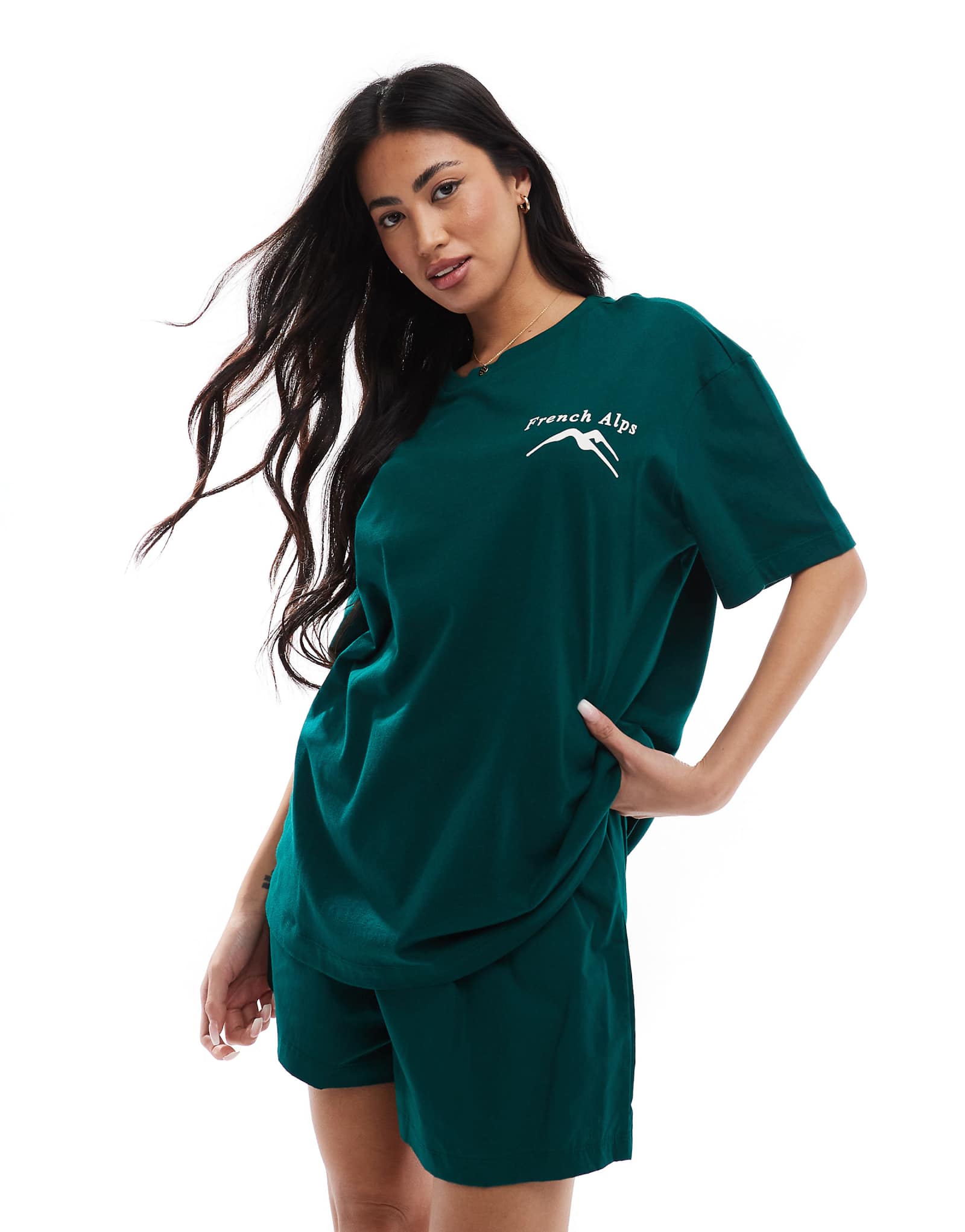 ДИЗАЙНЕРСКАЯ футболка оверсайз от ASOS и тканые боксерские шорты зеленого цвета 4090₽