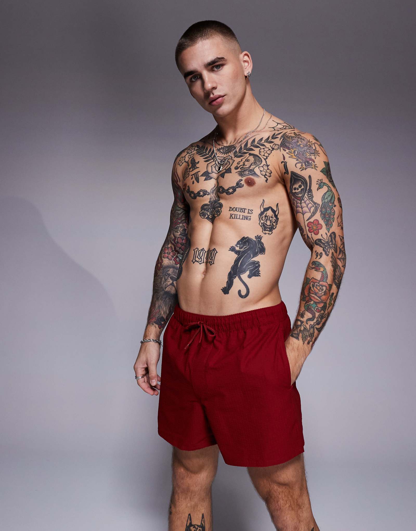 Дизайнерские плавательные шорты ASOS из сетчатого материала короткой длины бордового цвета 4690₽