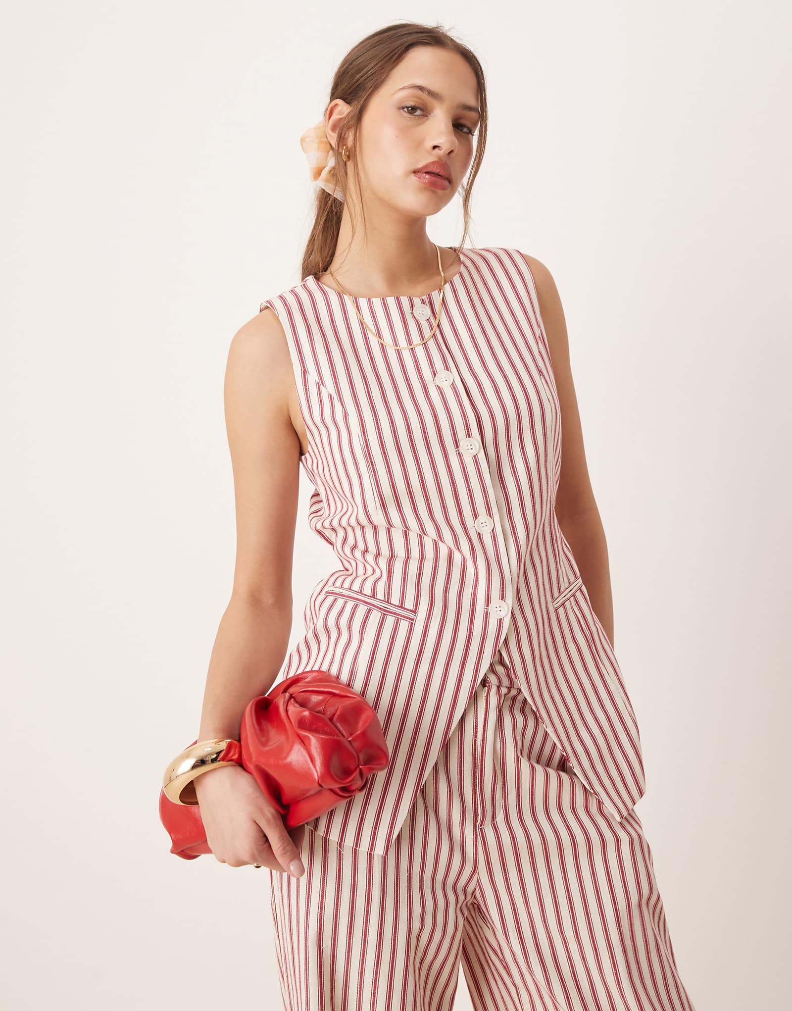 Гламурный хлопковый топ-жилет на пуговицах с галстуком в красную полоску - часть комплекта