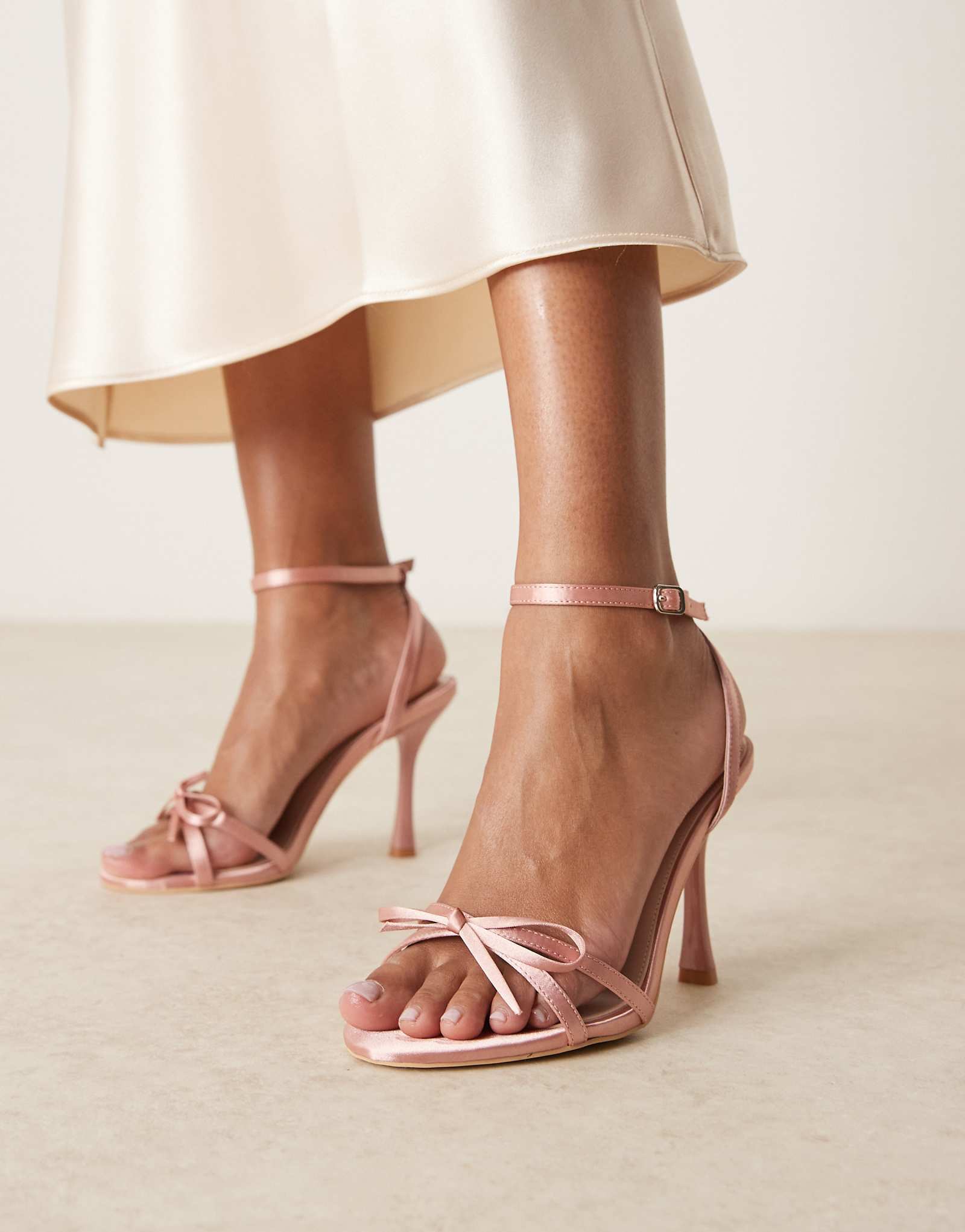Босоножки Be Mine на высоком каблуке с бантиком из атласного розового цвета