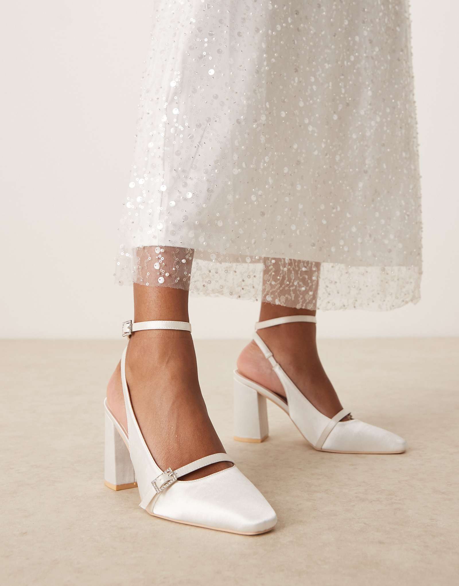 Туфли-лодочки Be Mine Harriot на высоком массивном каблуке с пряжкой из атласа цвета слоновой кости