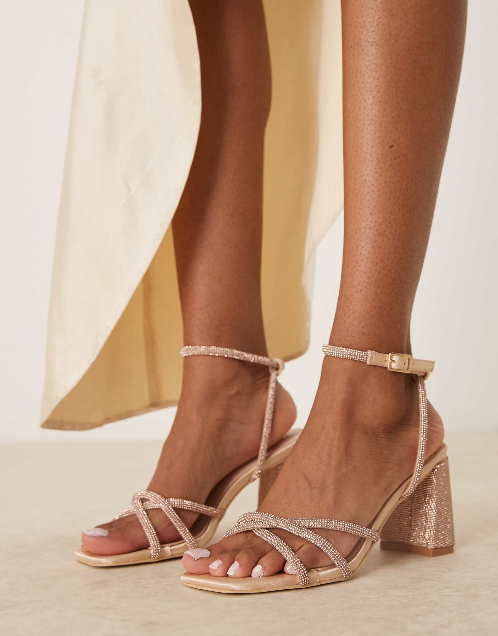 Будь моей, Даня, - блестящие босоножки на массивном каблуке в розовом цвете.