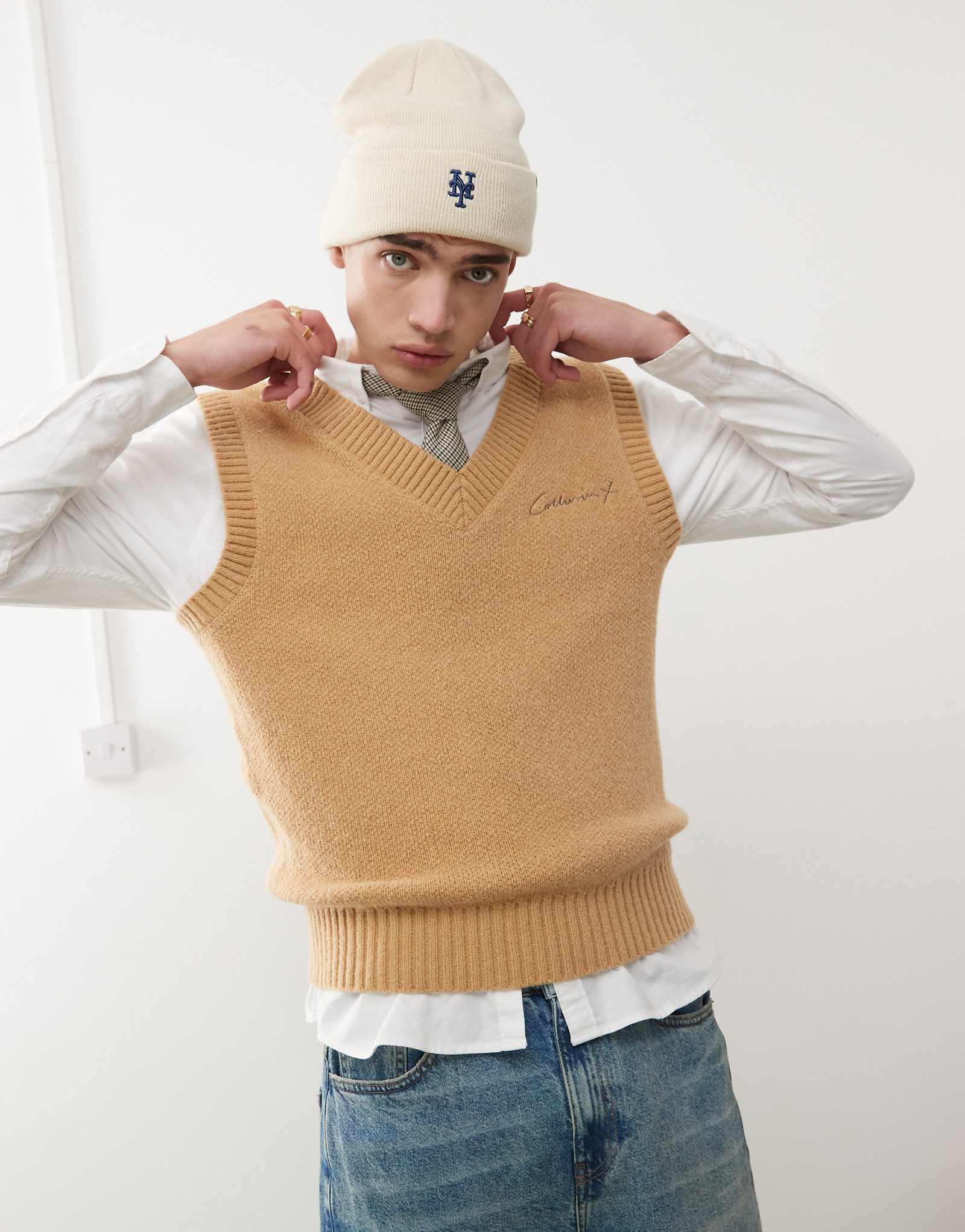 Вязаный жилет с v-образным вырезом COLLUSION кремового цвета 5290₽