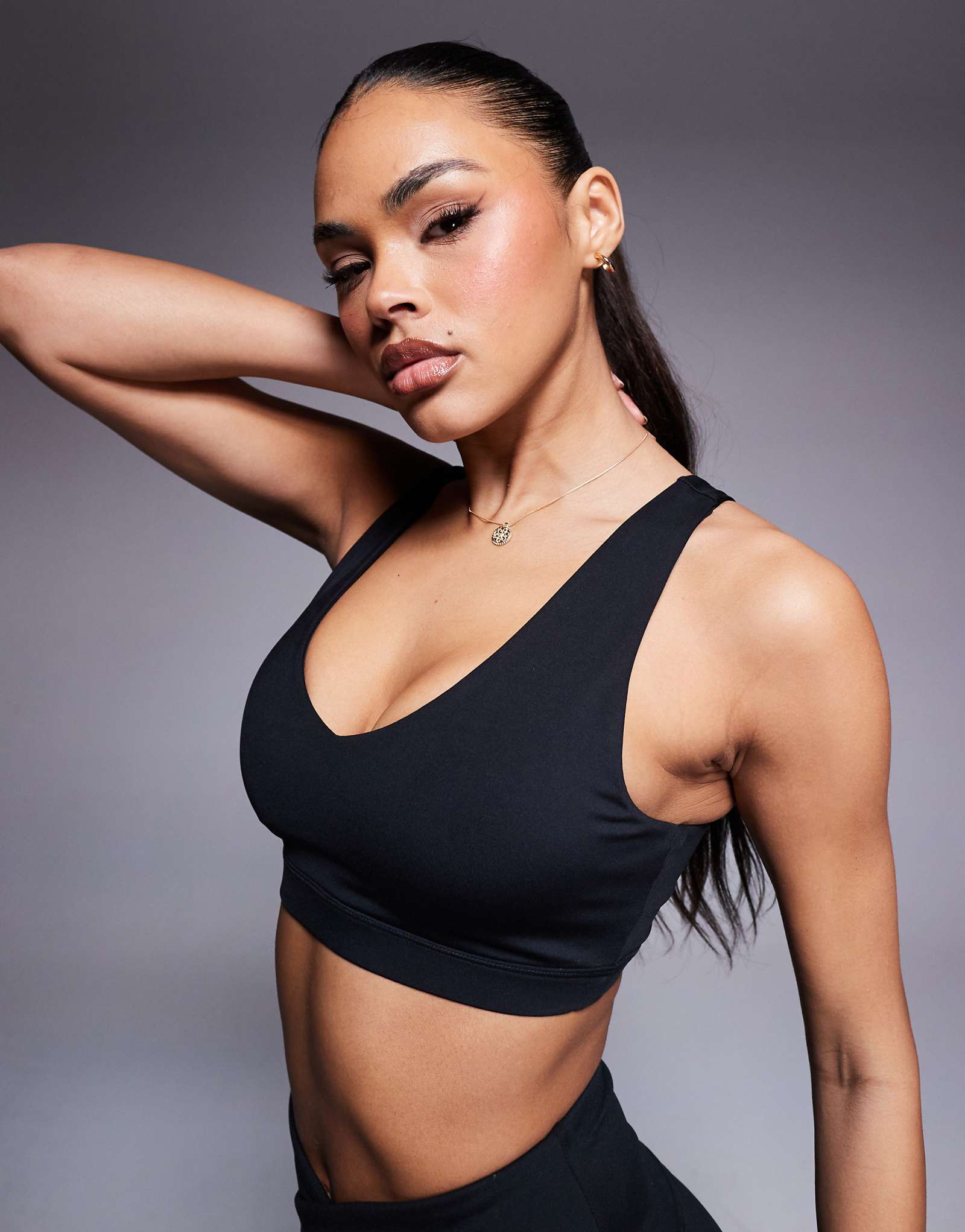 спортивный бюстгальтер со средней поддержкой на спине racer back 4505 черного цвета 5090₽