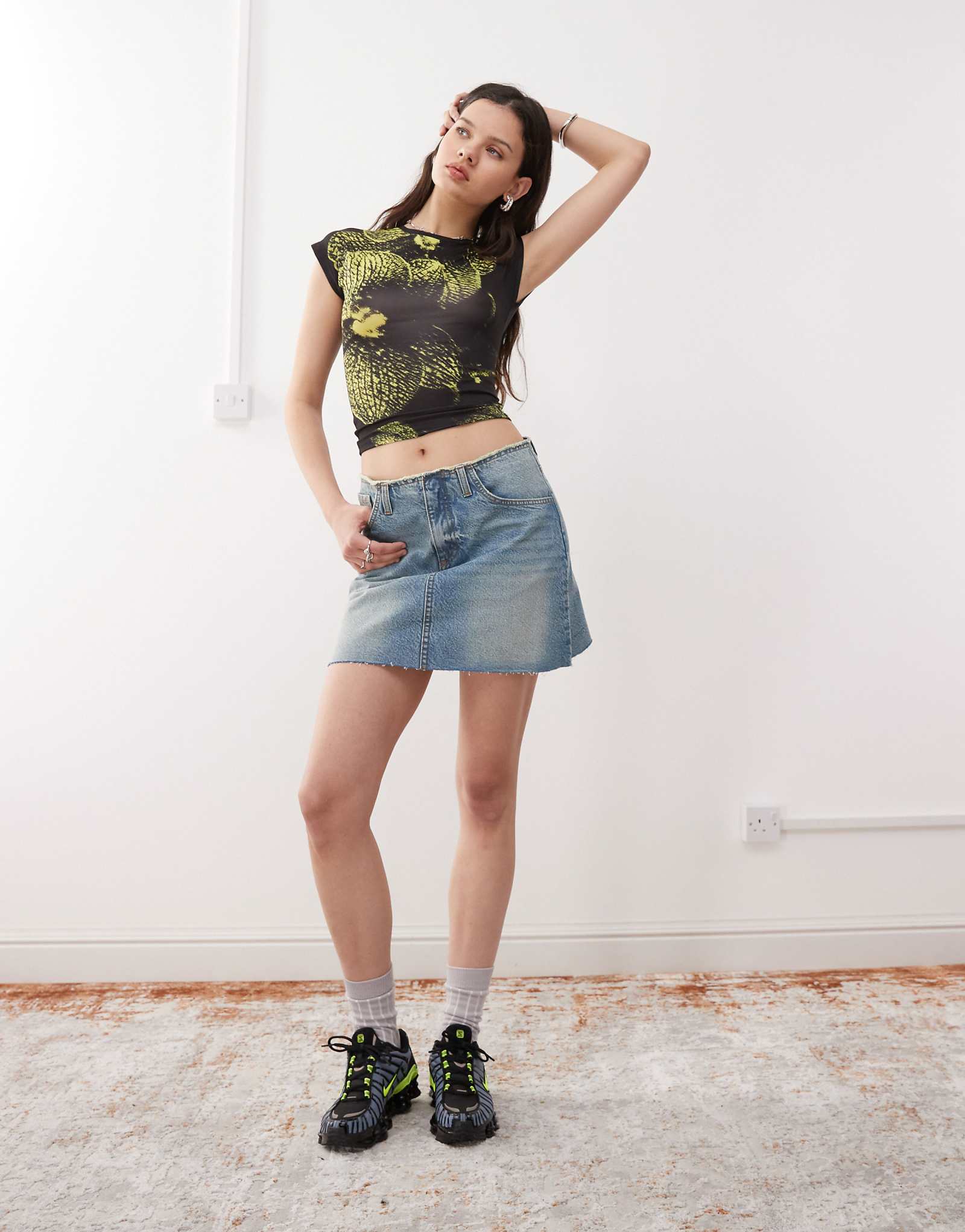 Джинсовая мини-юбка COLLUSION с необработанным подолом в средней полосе 3390₽