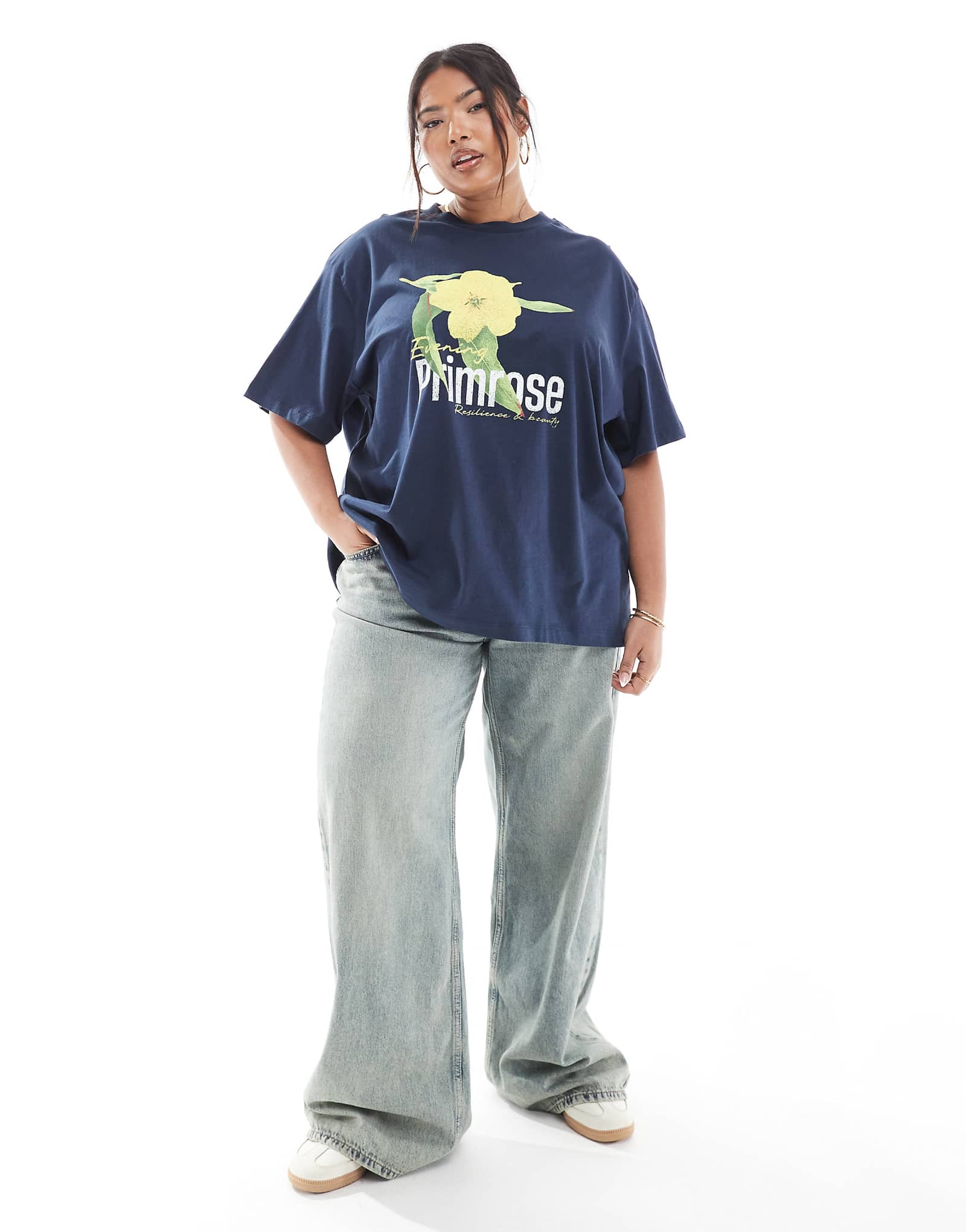 Футболка ASOS DESIGN Curve оверсайз с цветком примулы темно-синего цвета 3390₽