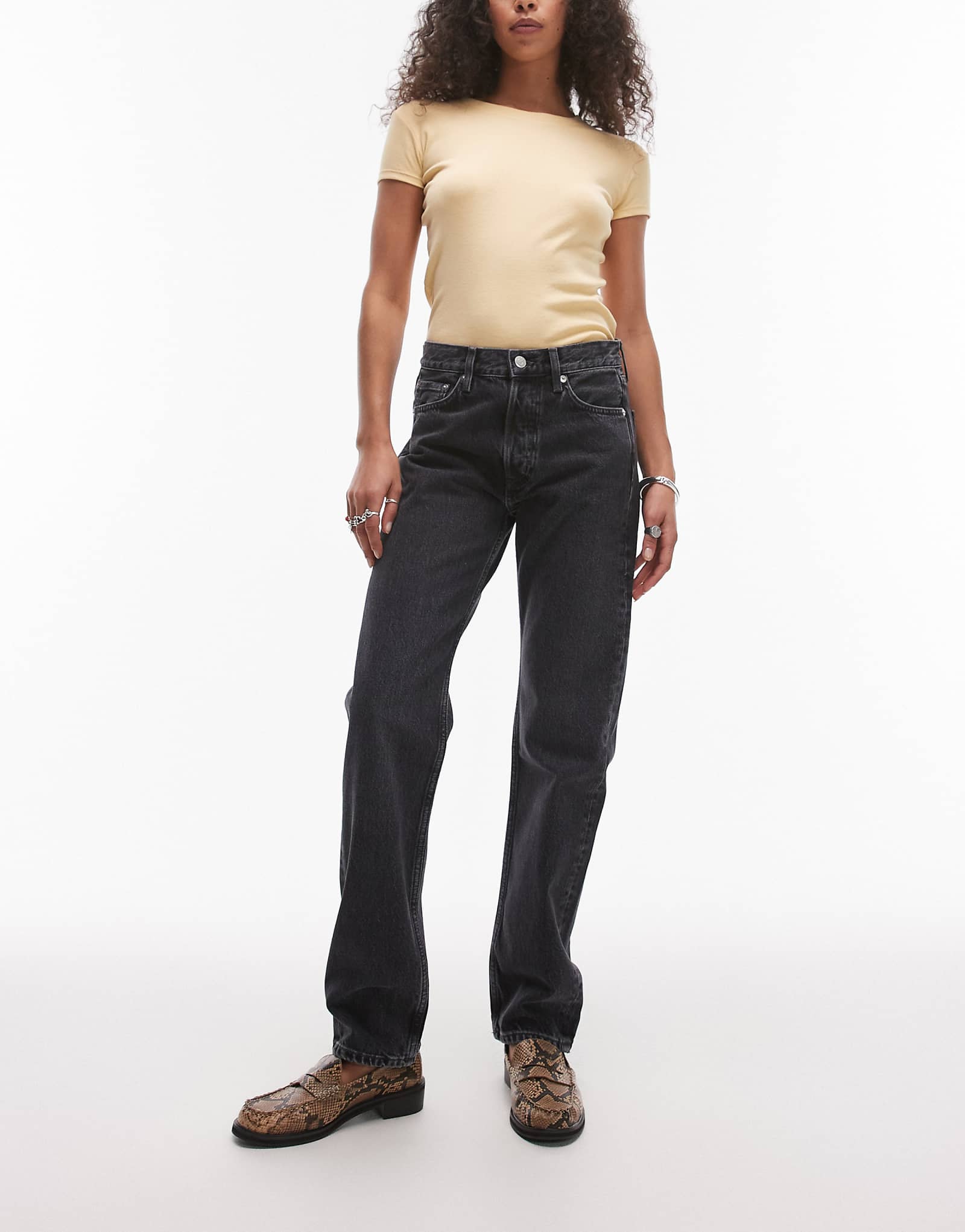 Джинсы ARKET Snow с прямыми штанинами пепельно-черного цвета постиранные 7790₽