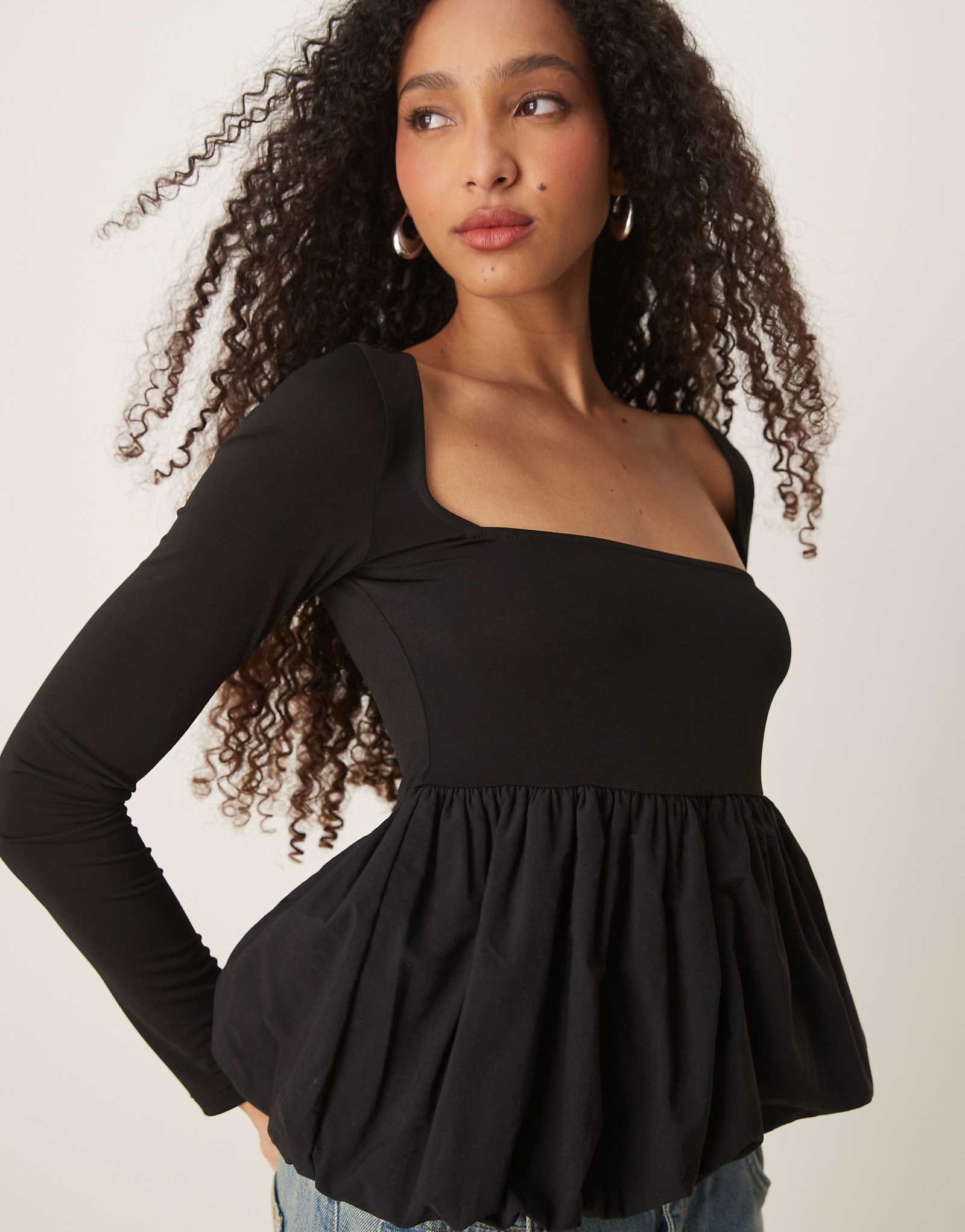 Черный топ из трикотажа Gina Tricot с длинными рукавами и тканым подолом в виде пышных шариков 4290₽