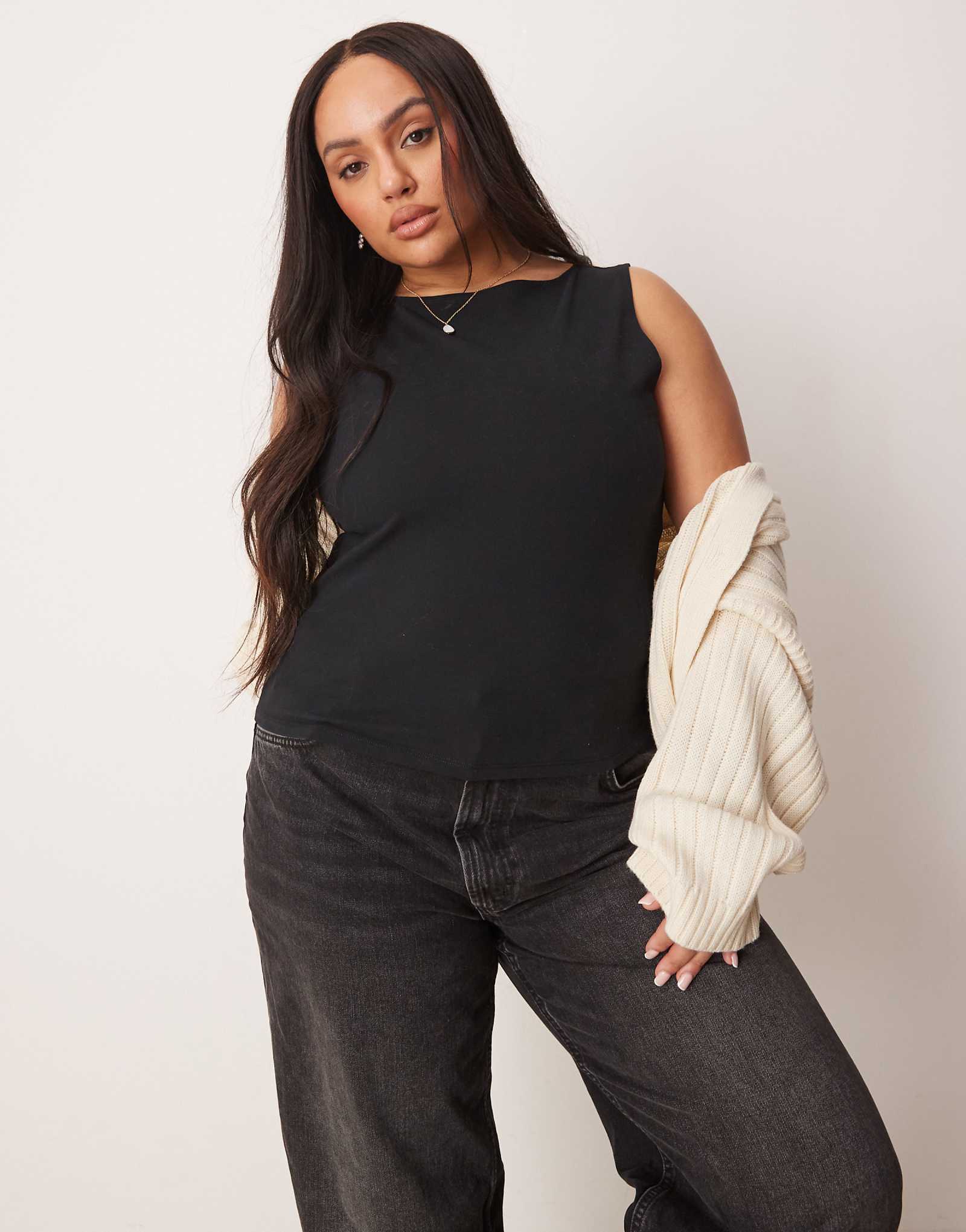 Черная майка с вырезом лодочкой от ASOS DESIGN Curve черного цвета 2390₽