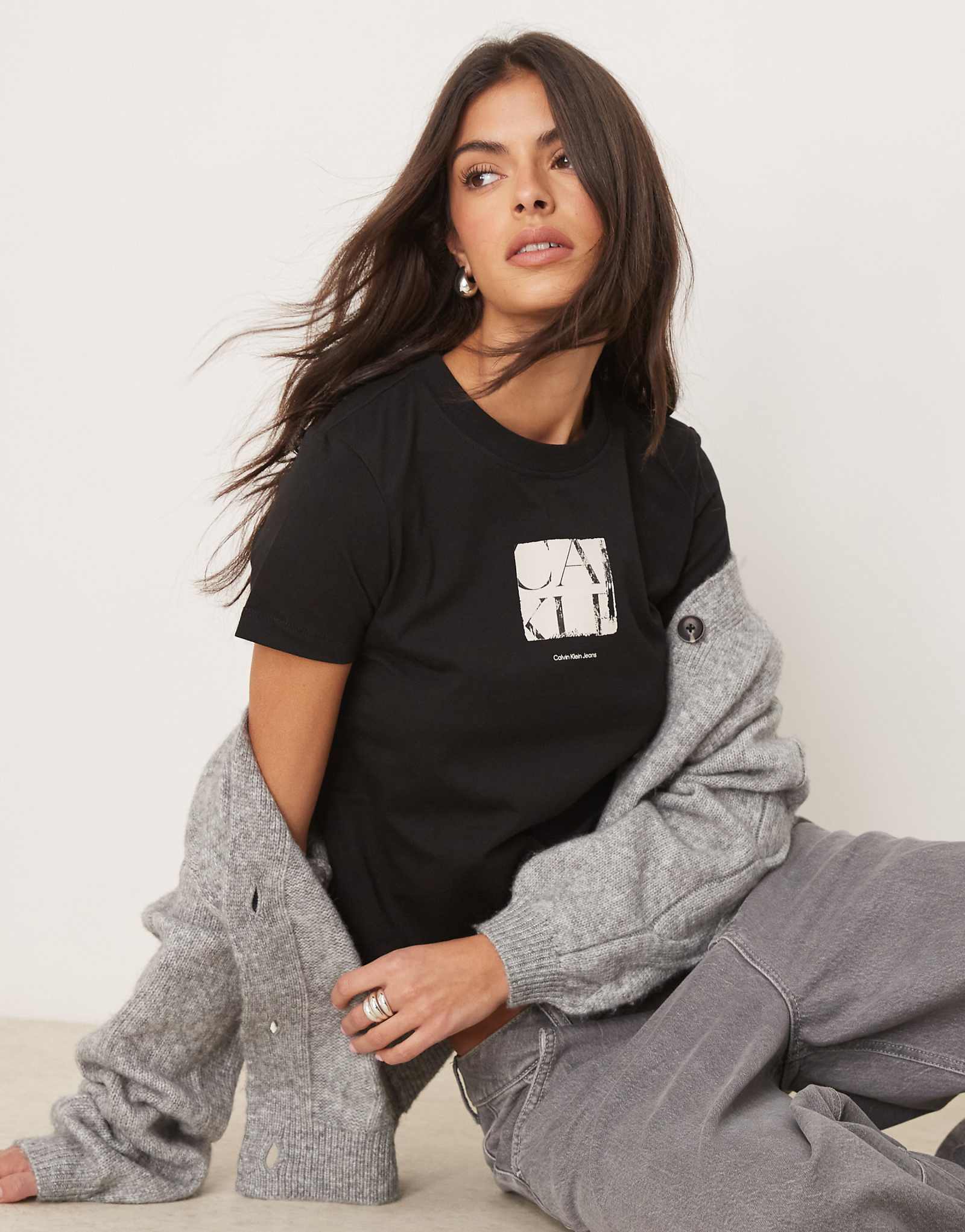 Черная футболка с графическим принтом Calvin Klein Jeans в клеточку 6690₽