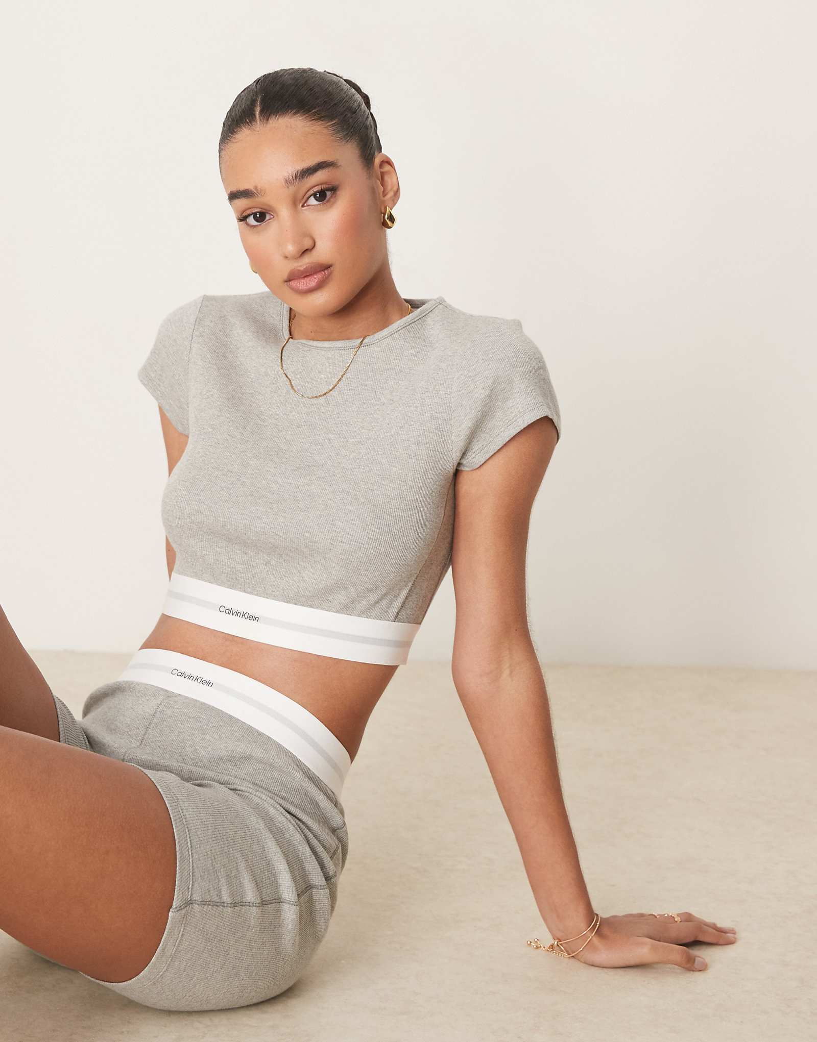 Укороченный топ в рубчик от Calvin Klein серого цвета 7490₽