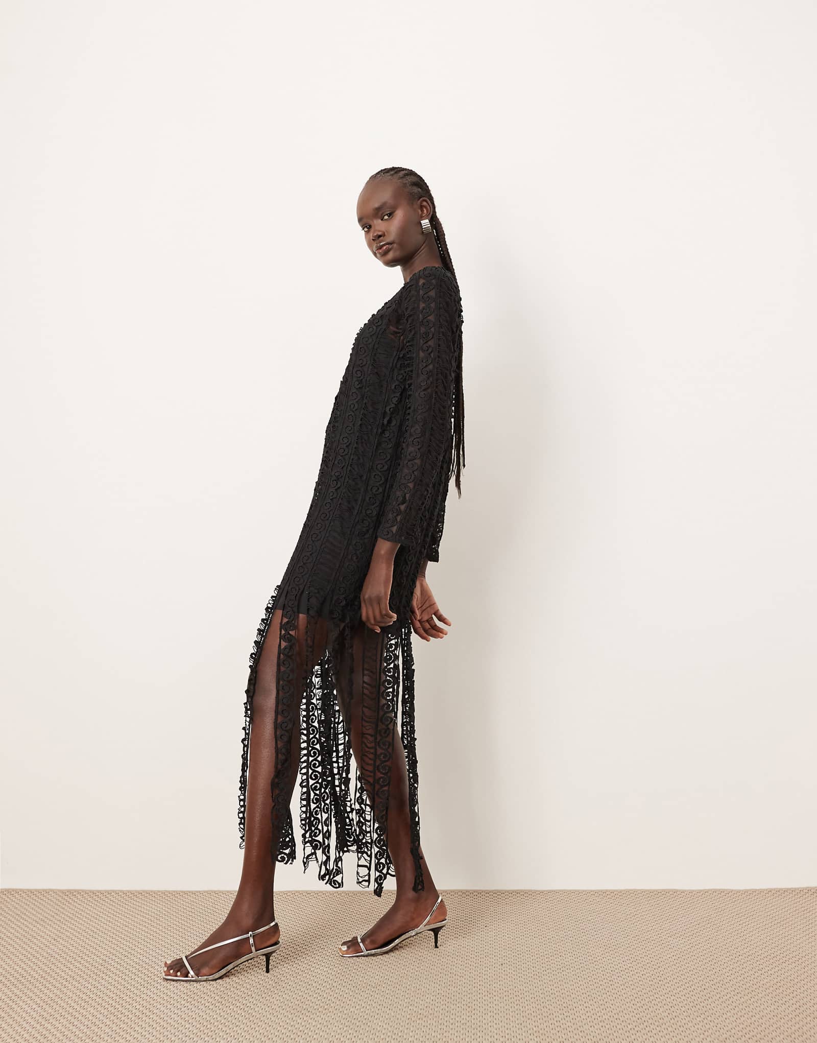 ОФОРМИТЕ вышитое кружевное платье миди с длинным рукавом и бахромой по низу черного цвета 14190₽