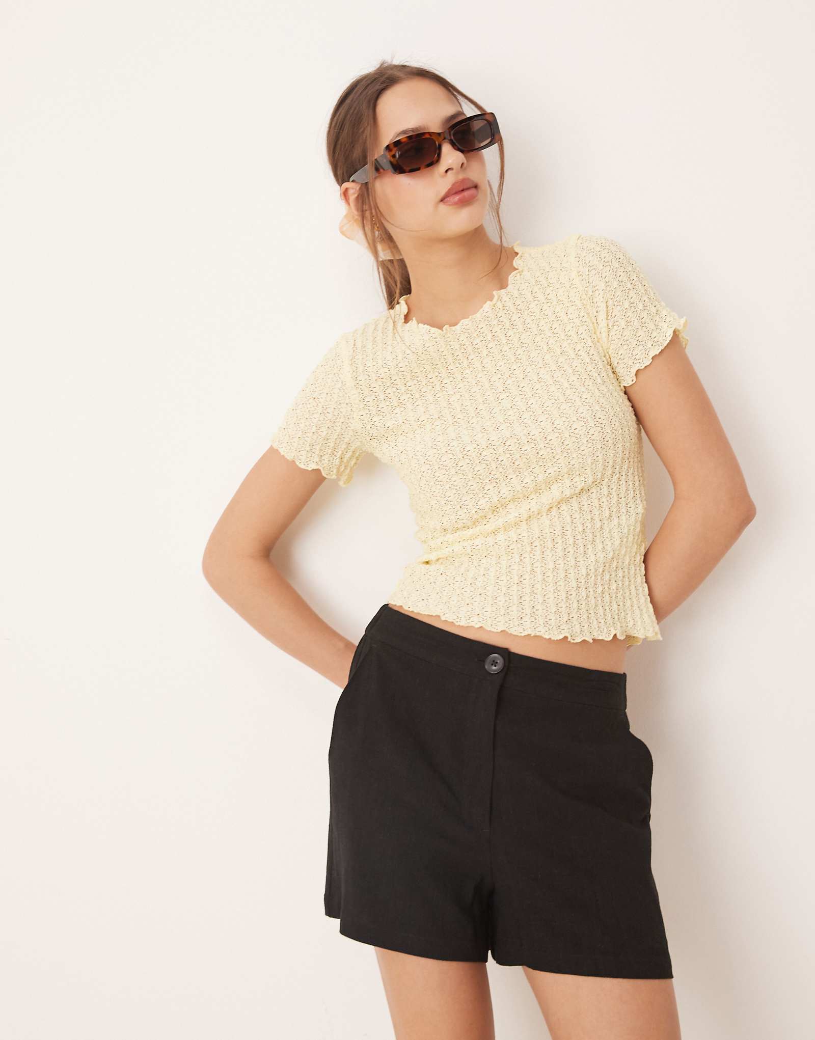 Легкая текстурированная детская футболка бледно-желтого цвета 6290₽