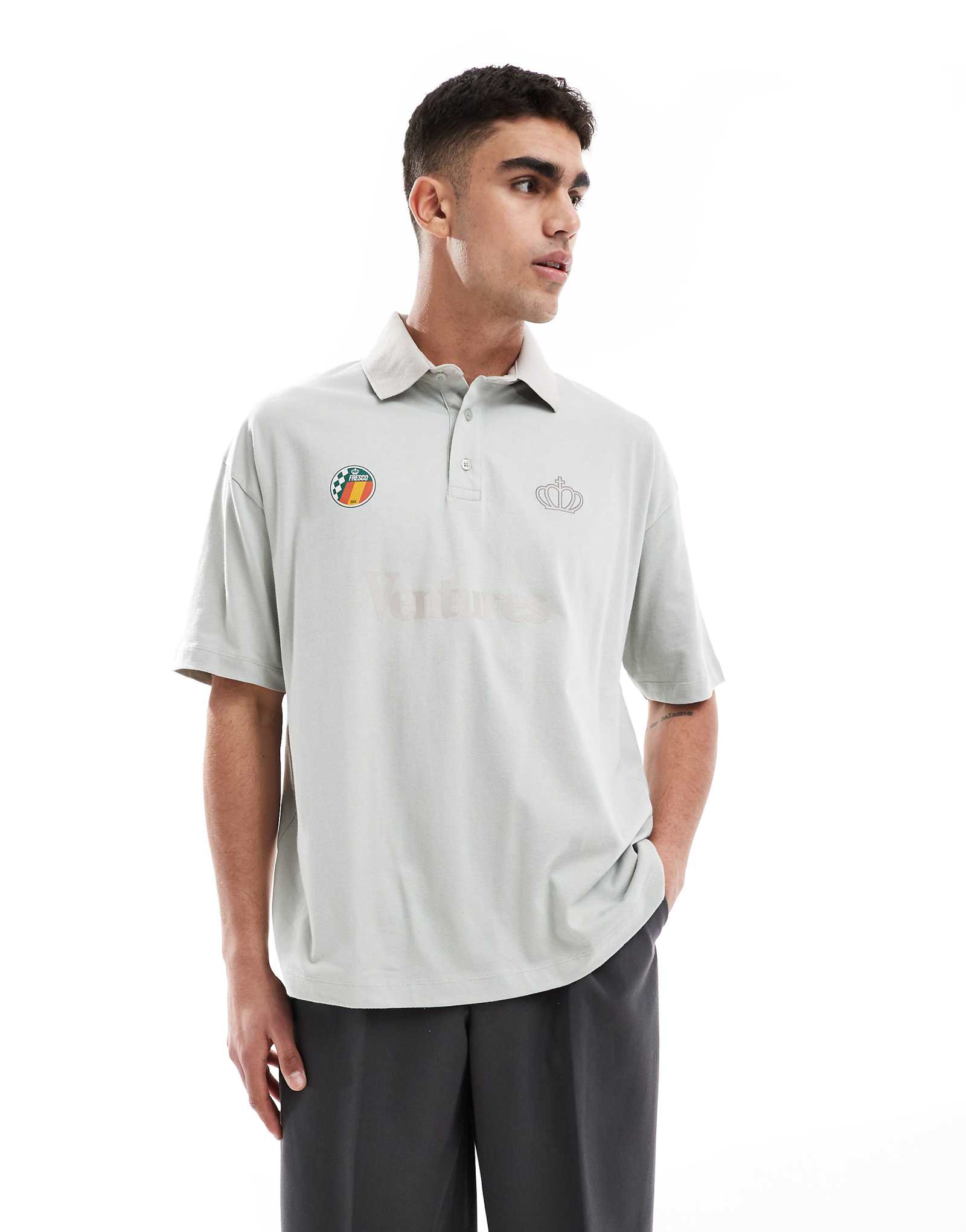 ДИЗАЙНЕРСКОЕ поло оверсайз от ASOS с текстовым рисунком серого цвета 3090₽