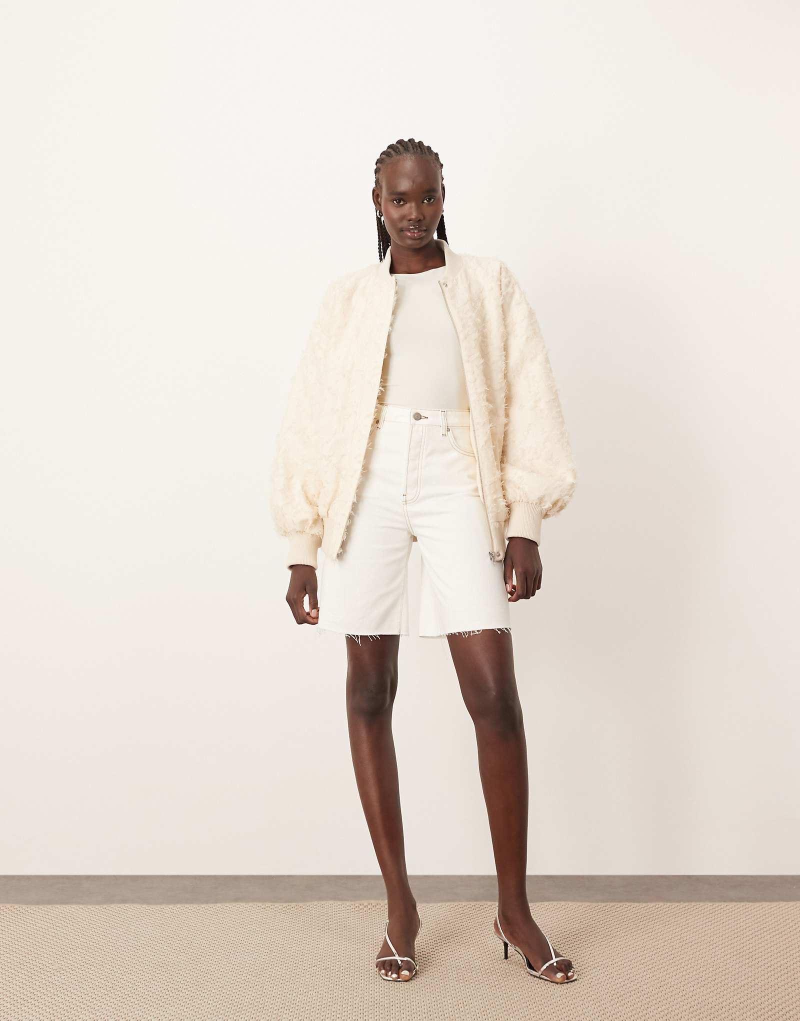 НАДЕНЬТЕ джинсовые шорты с напуском от Wilson цвета экрю 5690₽