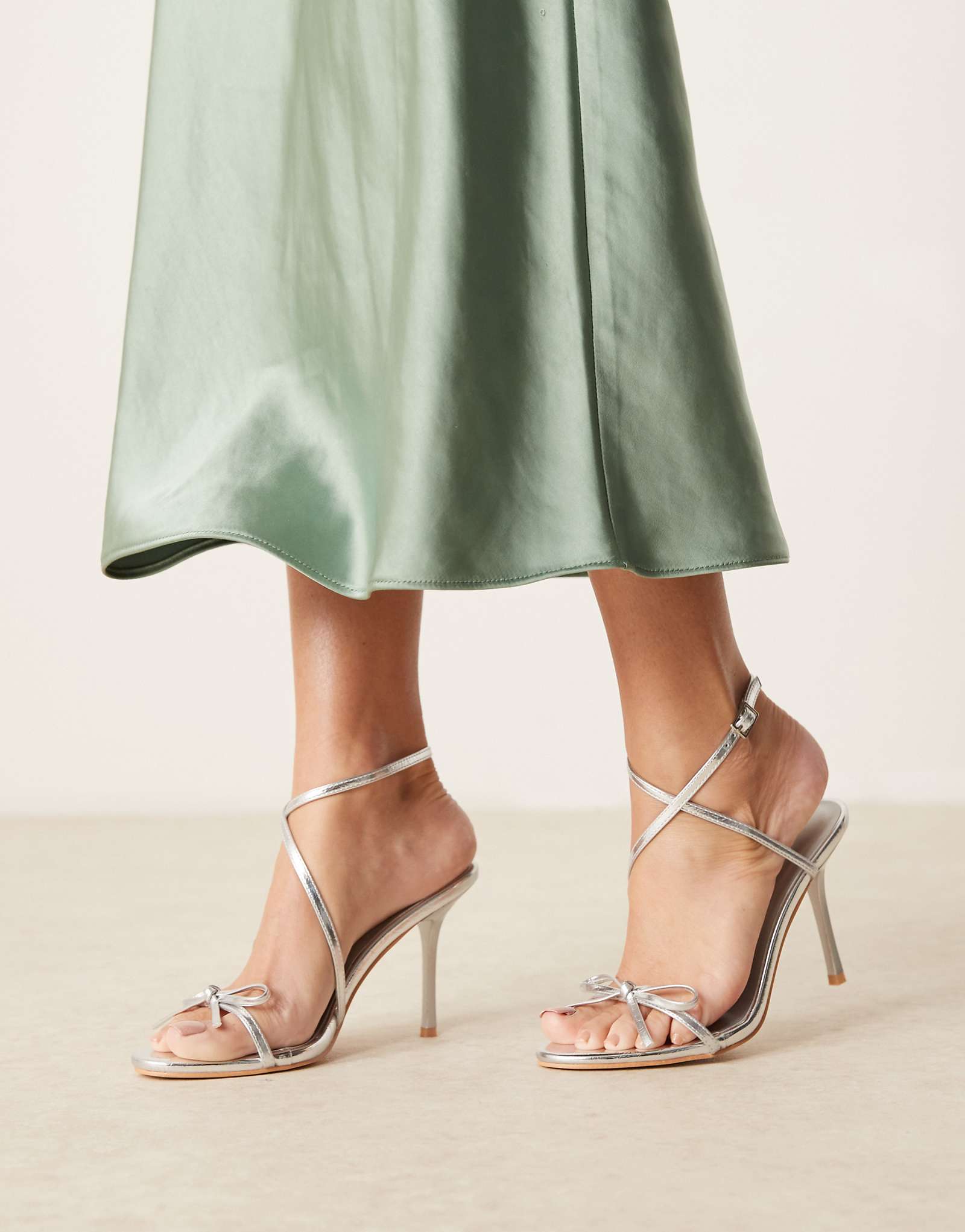 Гламурные босоножки на каблуке с бантом и серебристой отделкой 9390₽