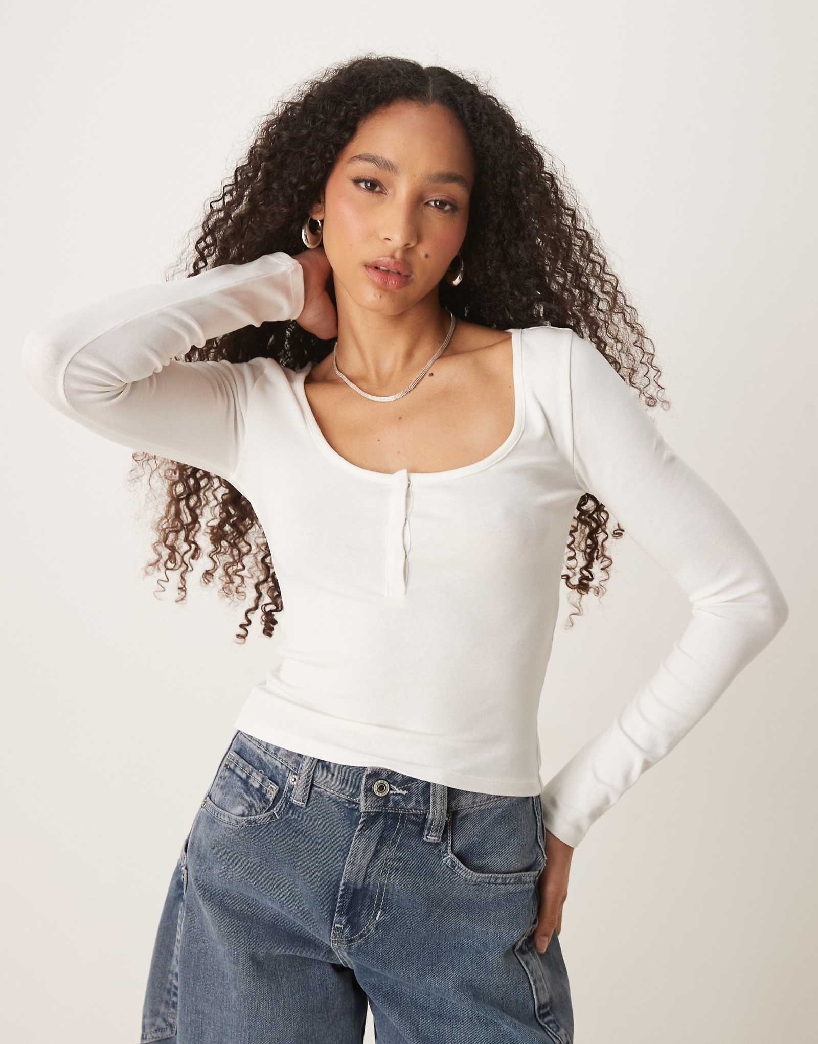 Темно-белый трикотажный костюм Gina Tricot с длинным рукавом и потайной пуговицей спереди 4090₽