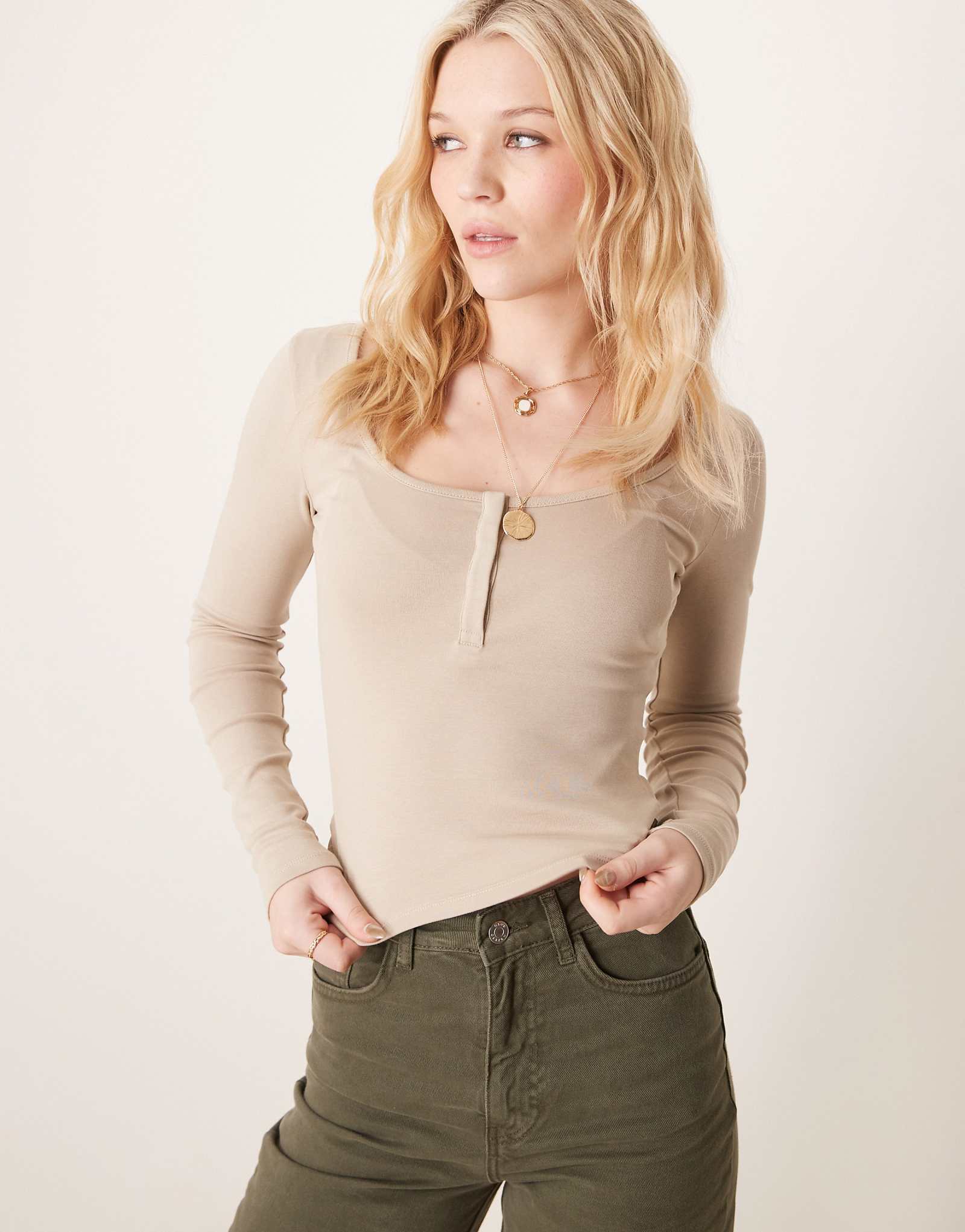Футболка из трикотажа Gina Tricot с длинным рукавом и потайной пуговицей спереди из светлого крота 4090₽