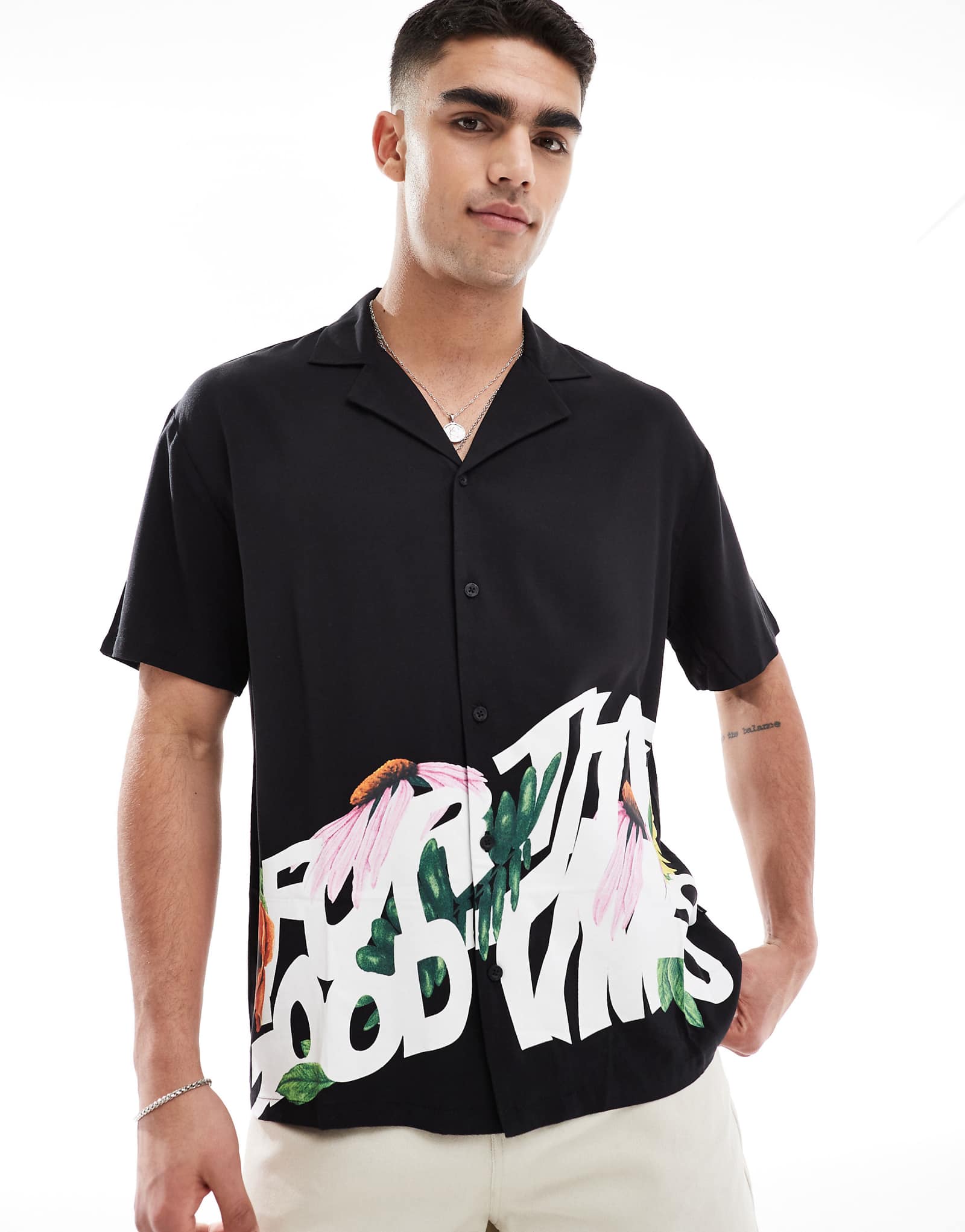 Курортная рубашка свободного покроя с коротким рукавом Dr Denim Madi черного цвета в цветочек times 7090₽