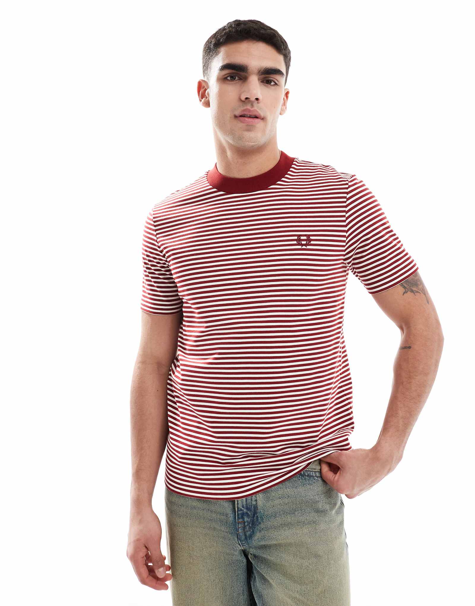 Футболка в тонкую красно-белую полоску Fred Perry 16490₽