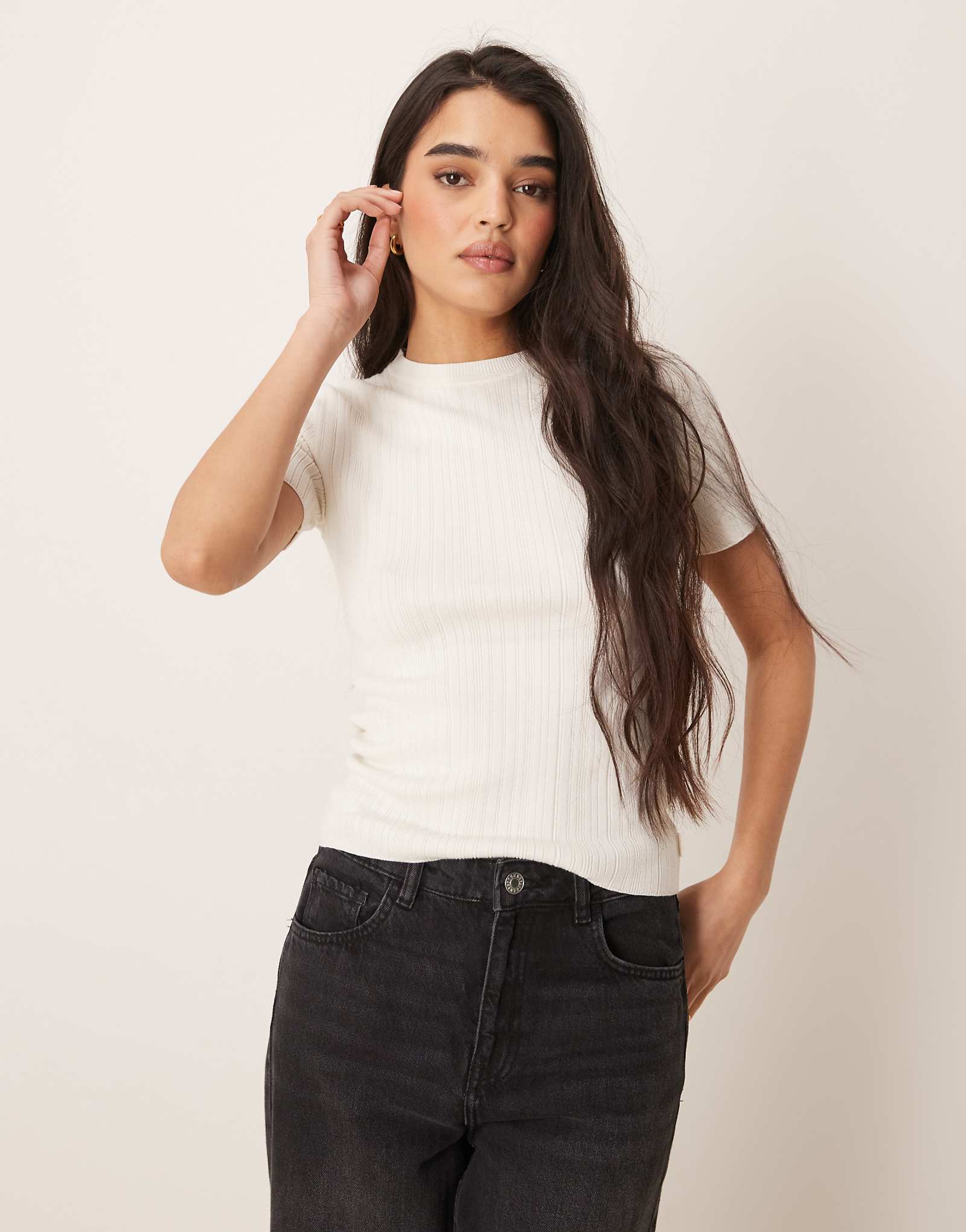 Футболка в рубчик от Calvin Klein Jeans цвета экрю 8590₽