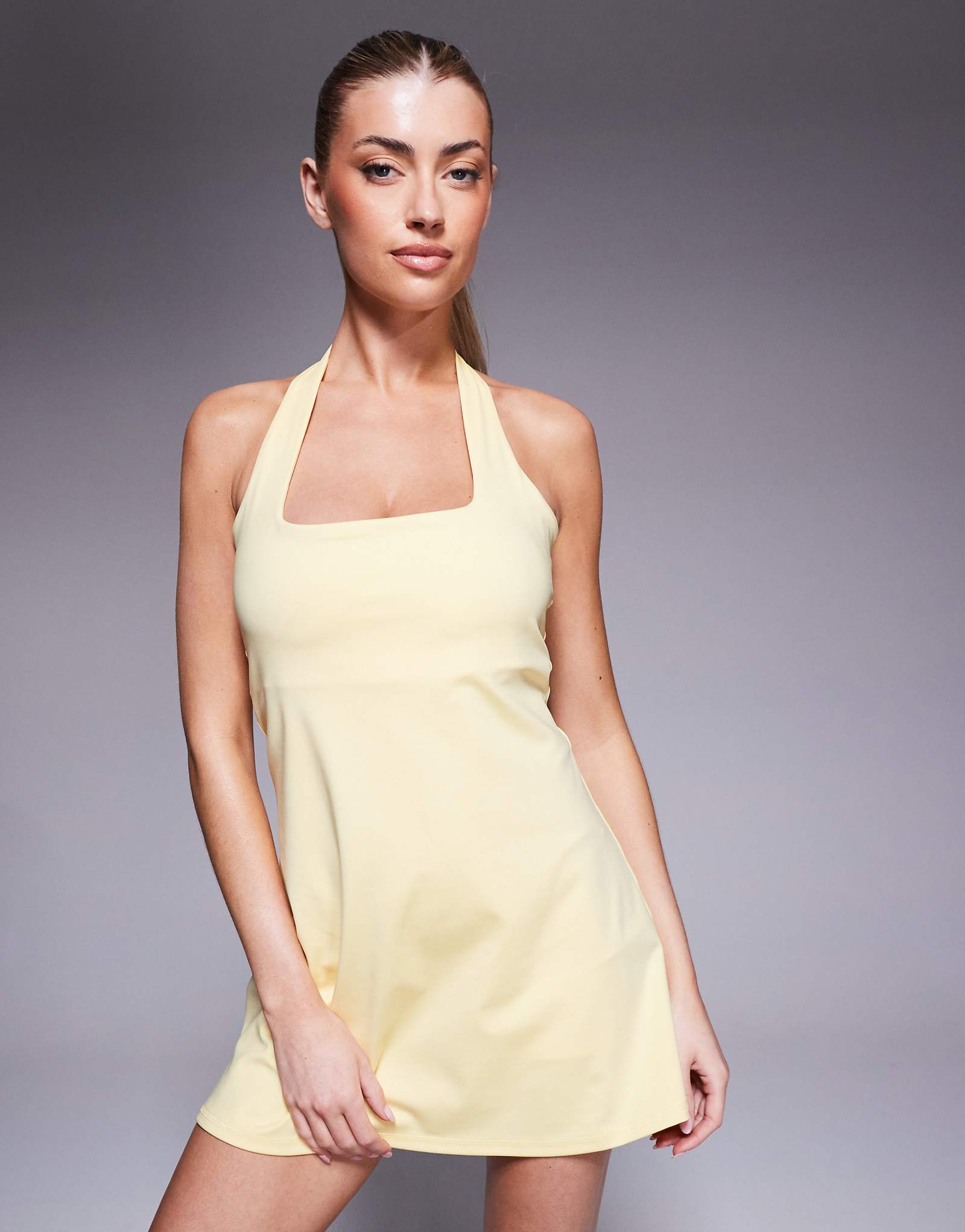 4505 активное теннисное платье на бретельках с нижними шортами бледно-желтого цвета 8190₽