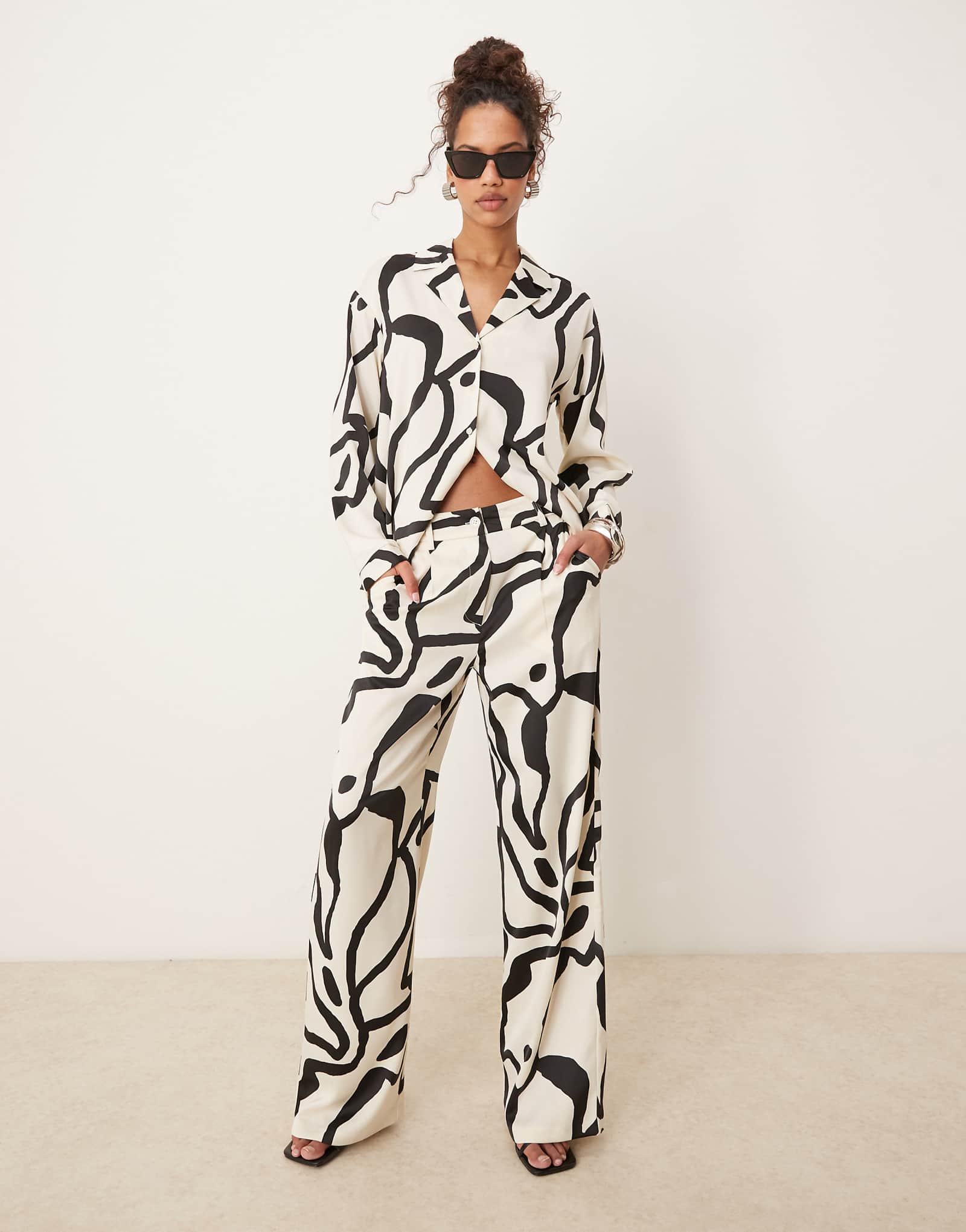 Широкие атласные брюки AWARE с черно-белым принтом - часть комплекта