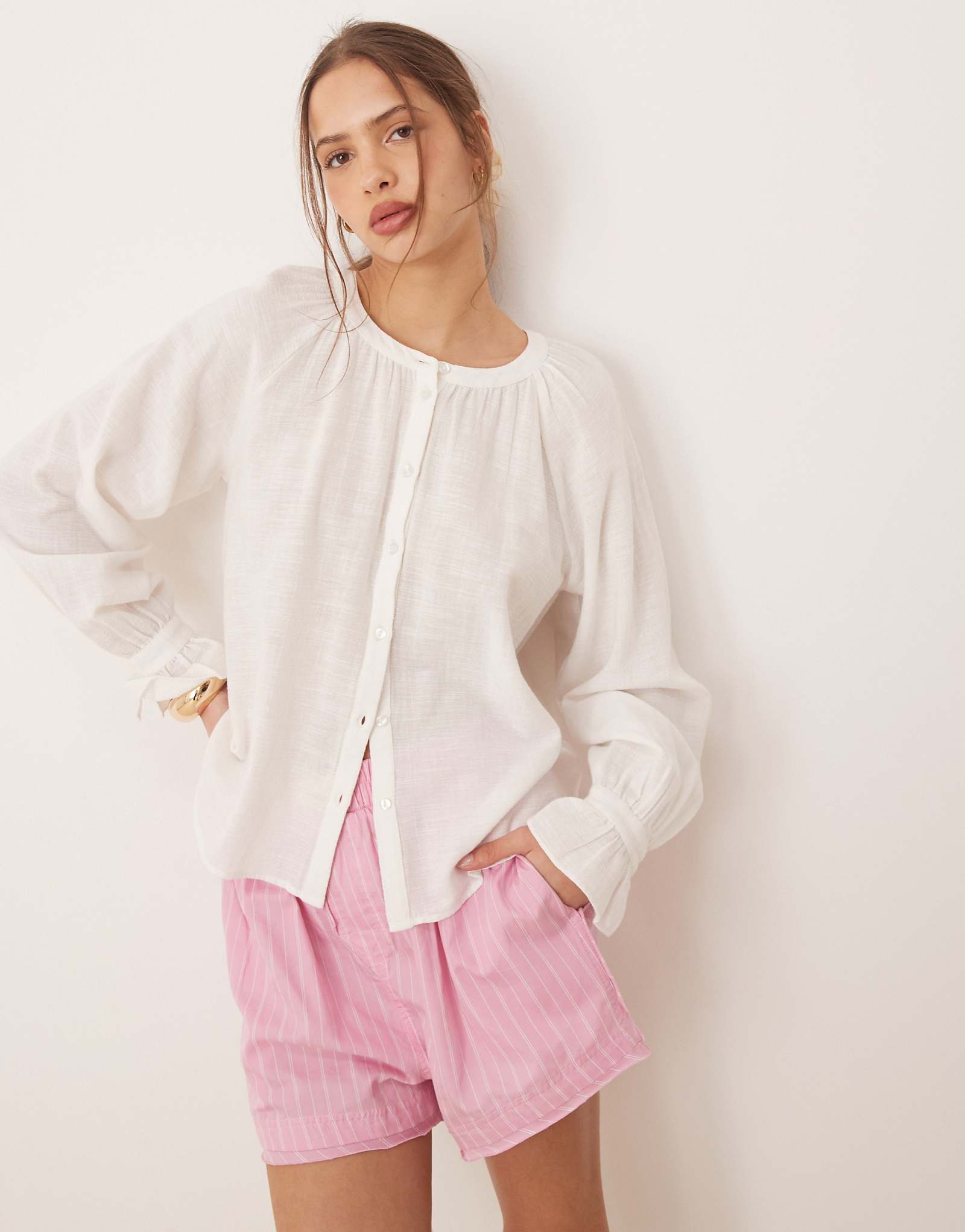 Белая блузка в стиле бохо на пуговицах 11390₽