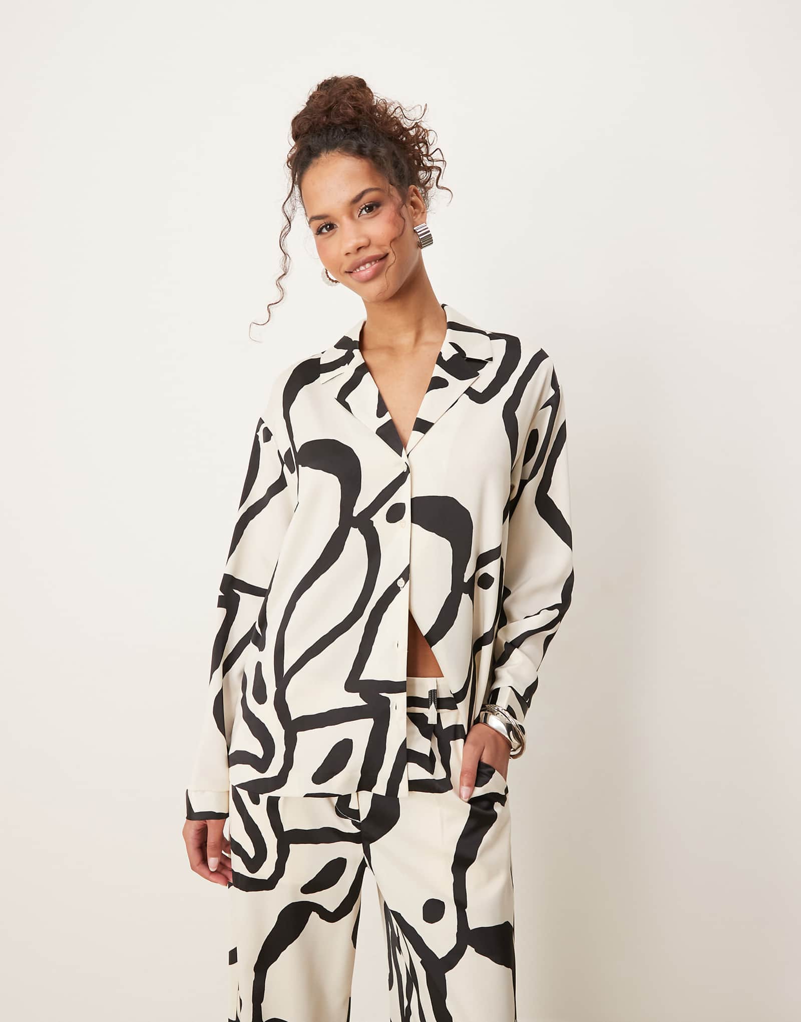 Атласная рубашка оверсайз AWARE с черно-белым принтом - часть комплекта 11590₽