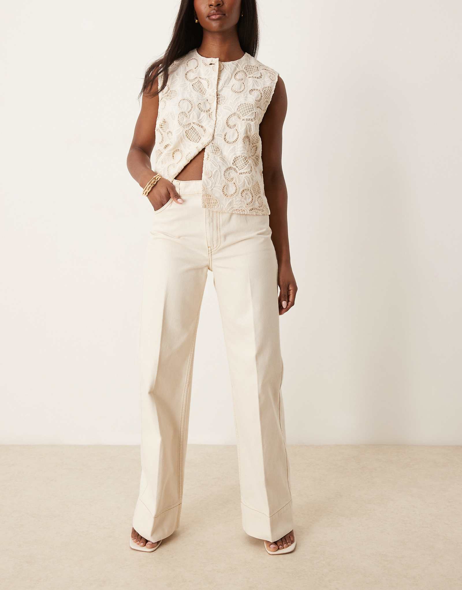 ДИЗАЙНЕРСКИЕ джинсы ASOS с широкими штанинами и складками спереди цвета экрю 7290₽