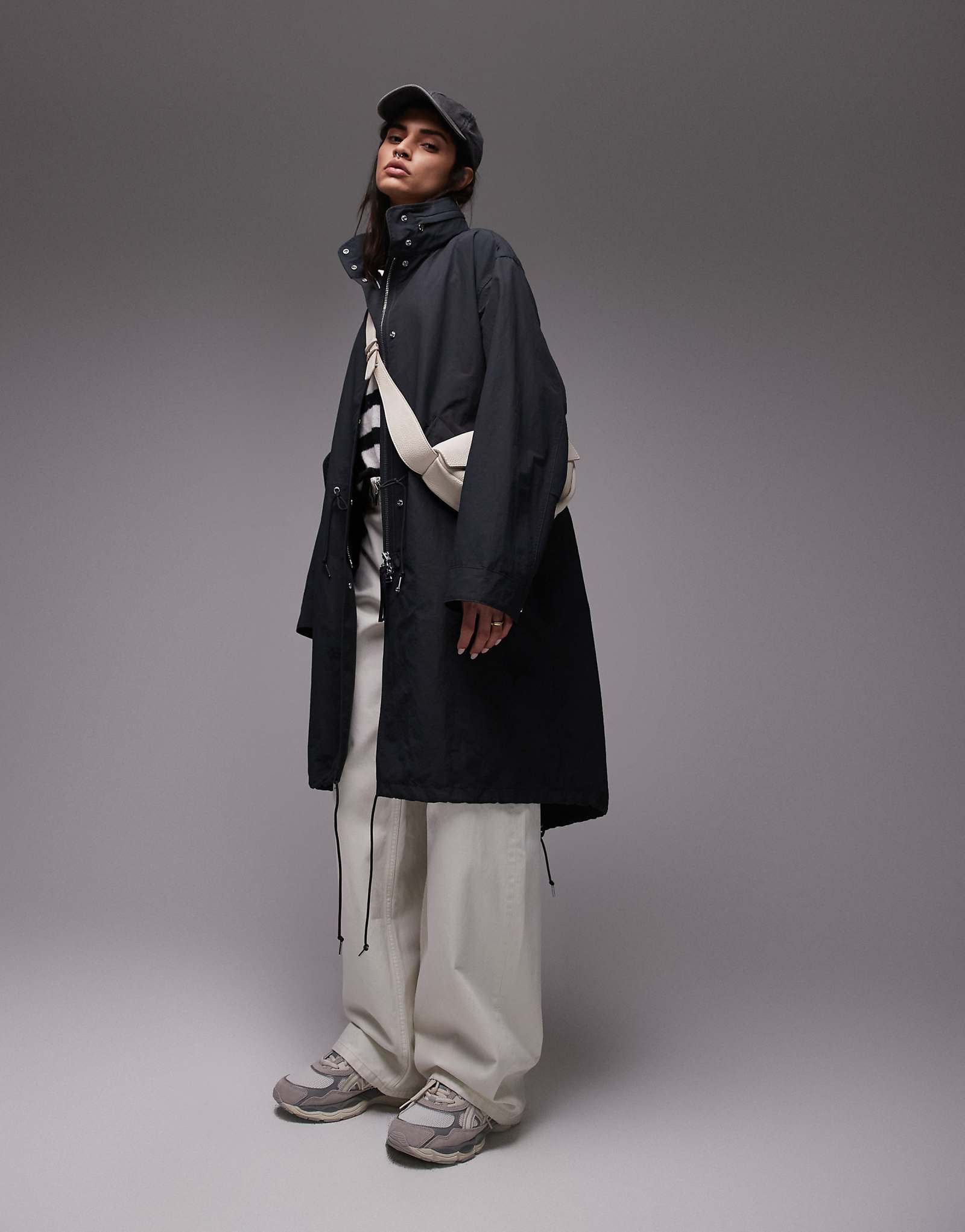 Удлиненная парка ARKET с легким покрытием и складывающимся капюшоном серого цвета 47690₽