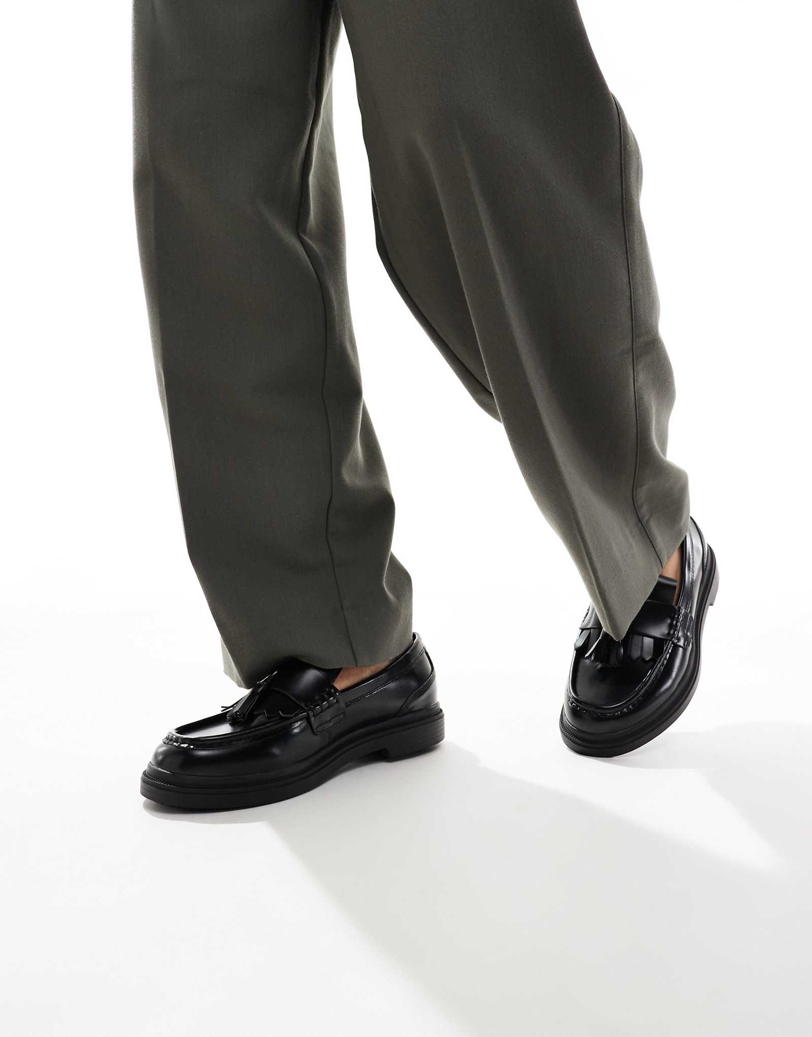 Черные мокасины с кисточками из искусственной кожи Bershka 11190₽