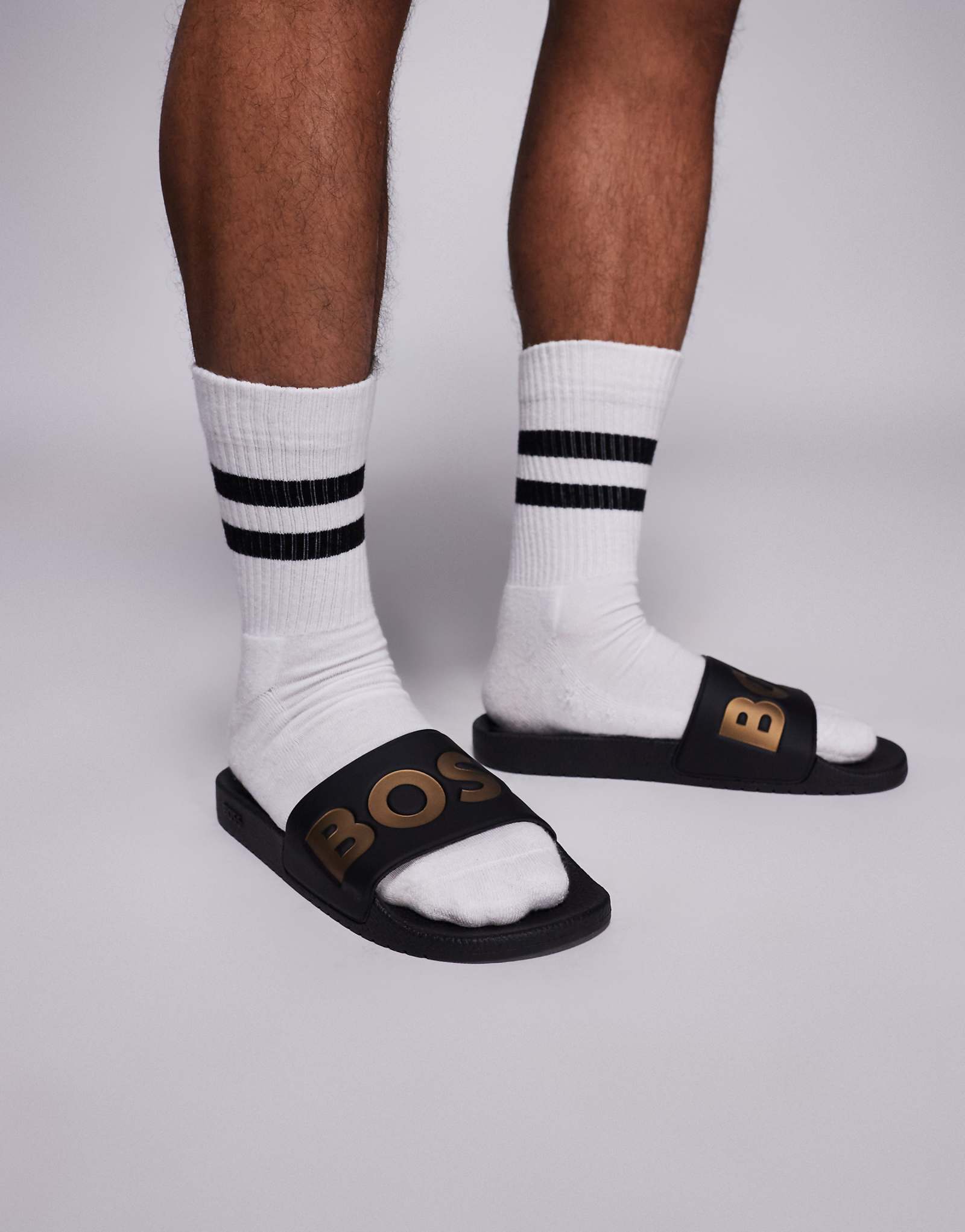 Контрастный слайдер с логотипом BOSS Aryeh выполнен в черном и золотом цветах