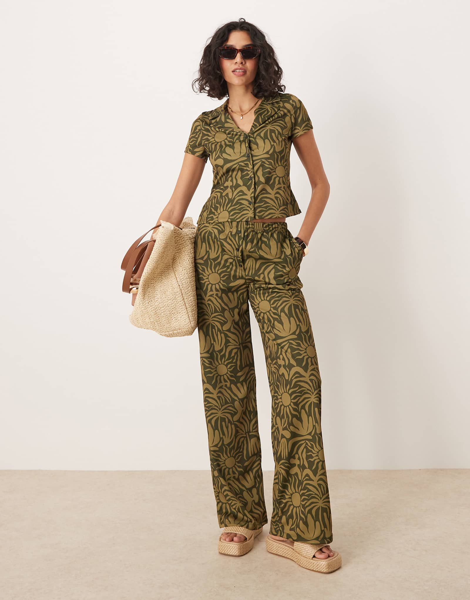 Дизайнерские широкие брюки ASOS с цветочным принтом цвета хаки - часть комплекта 5790₽