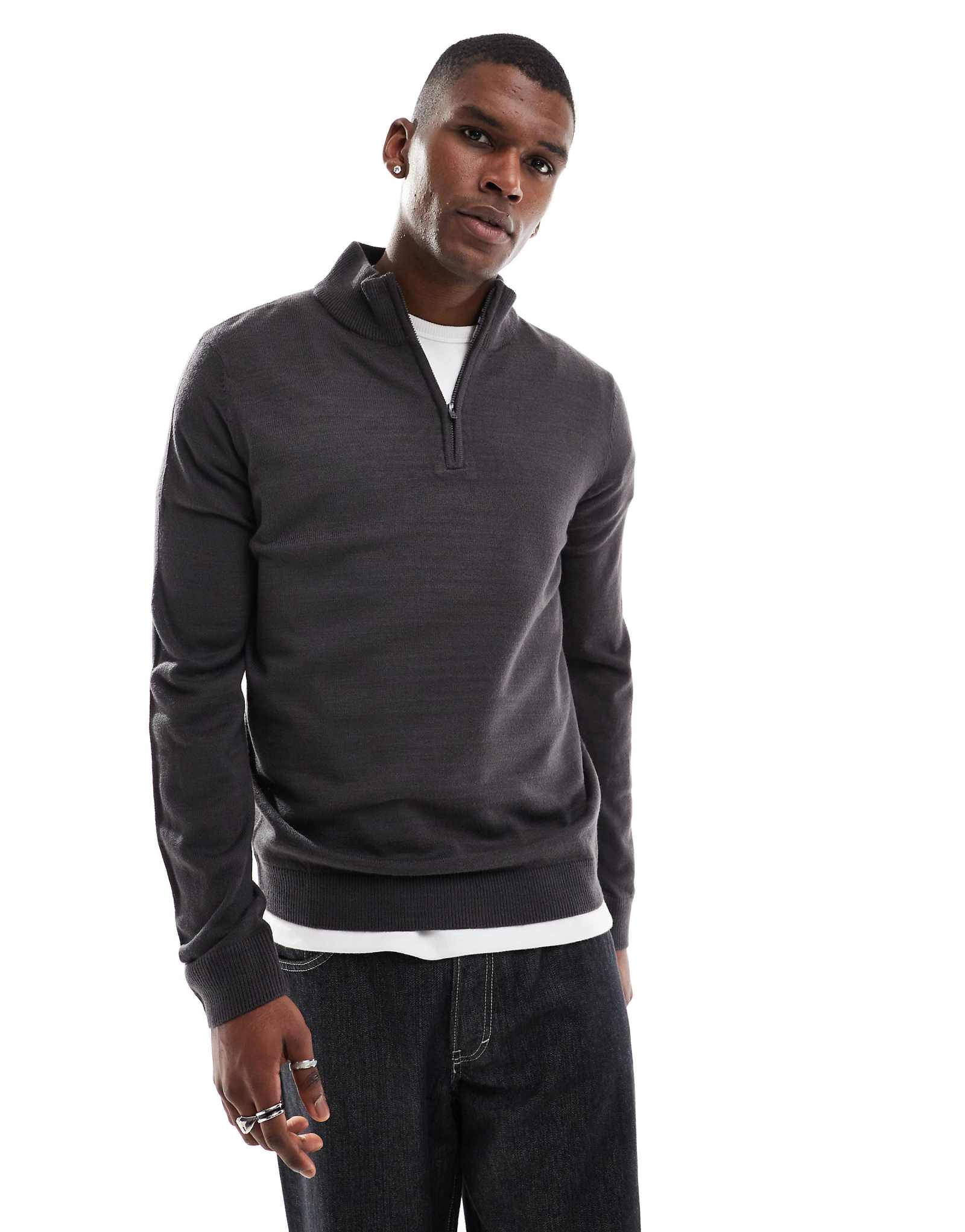 Поношенный свитер с воронкообразным вырезом и застежкой-молнией soft touch темно-серого цвета 3490₽