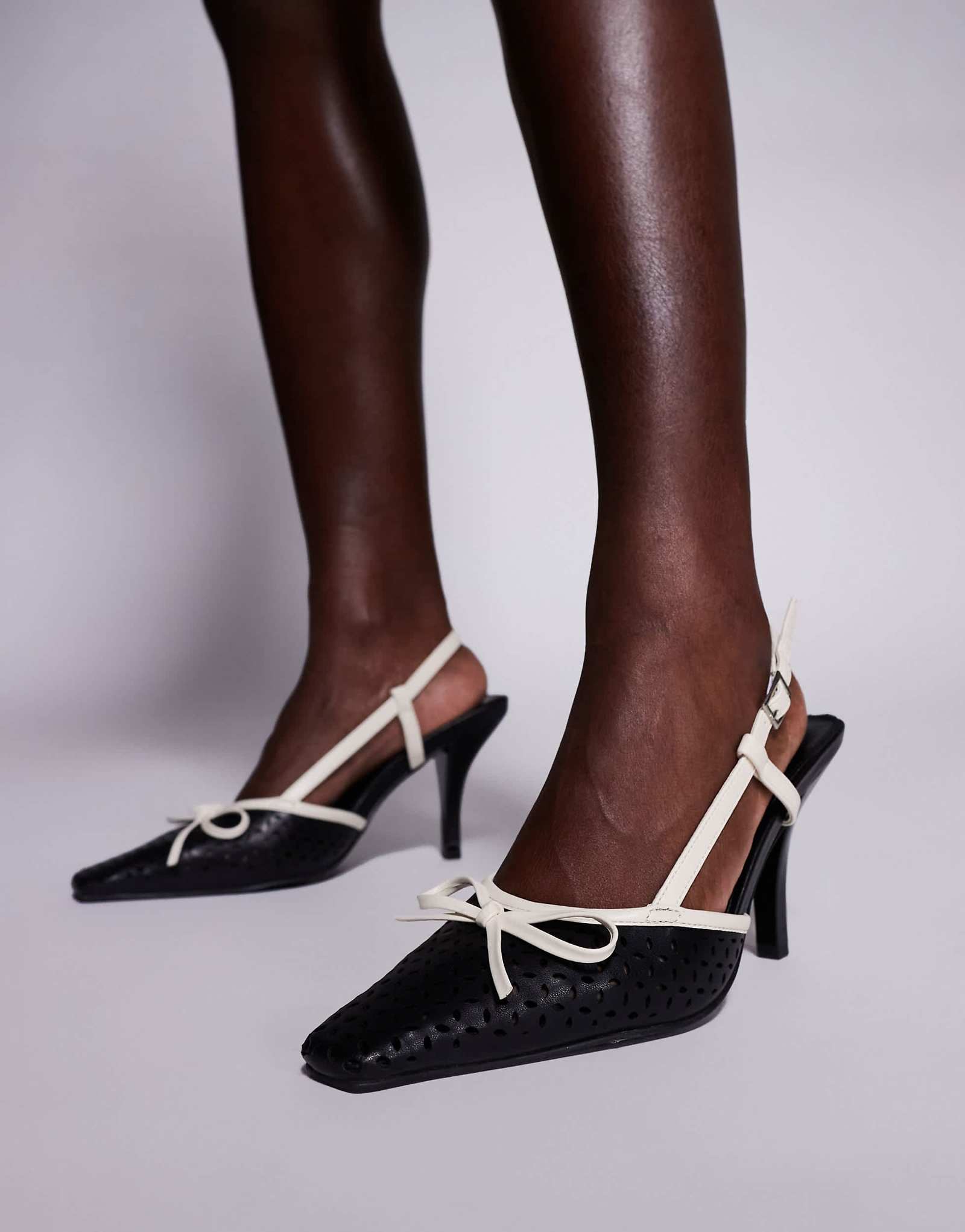 Public Desire Alchemy laser - милые туфли на каблуках с бантом кремового и черного цветов 6390₽