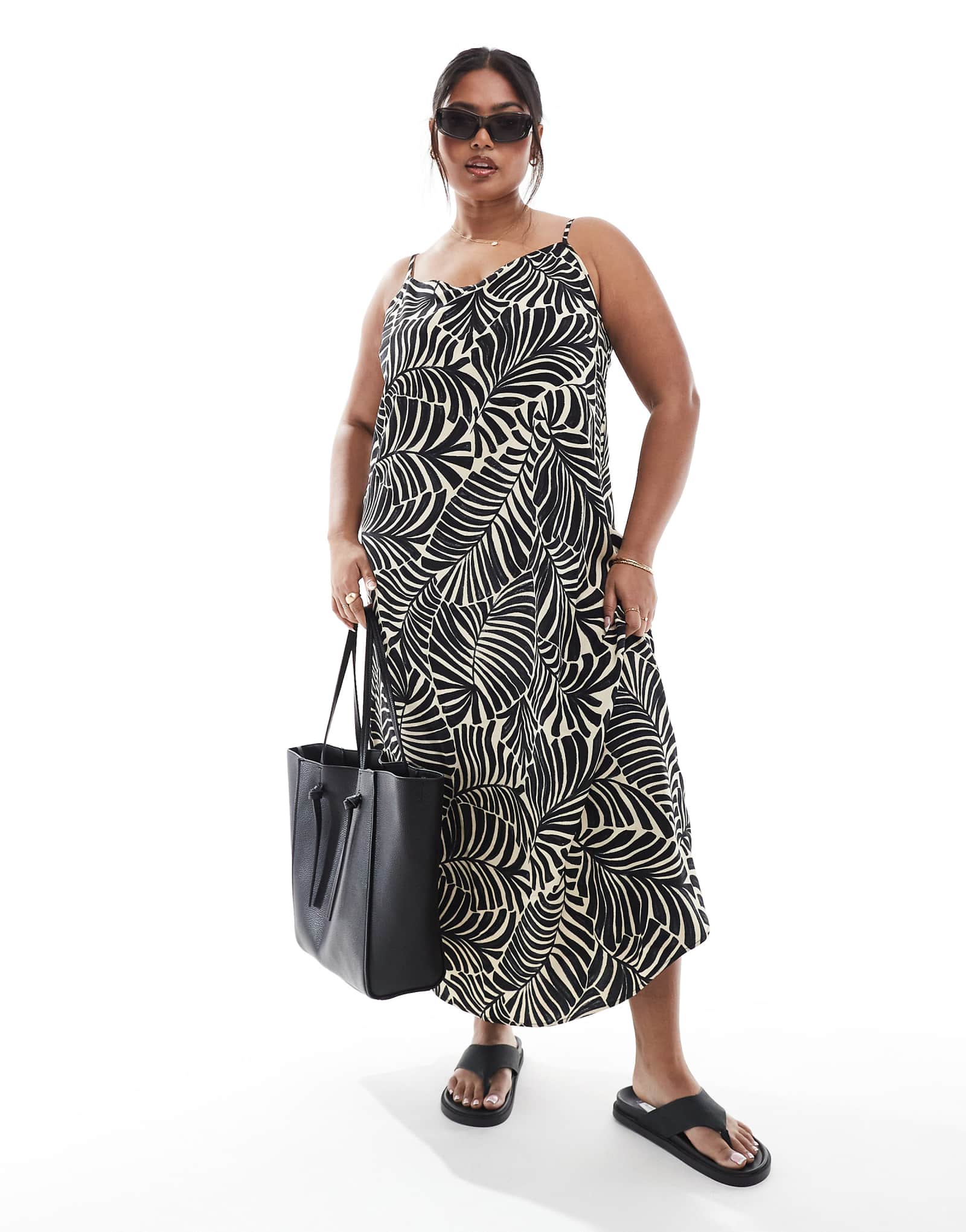 Платье-комбинация ONLY Curve cami черного цвета с принтом ладони 9190₽