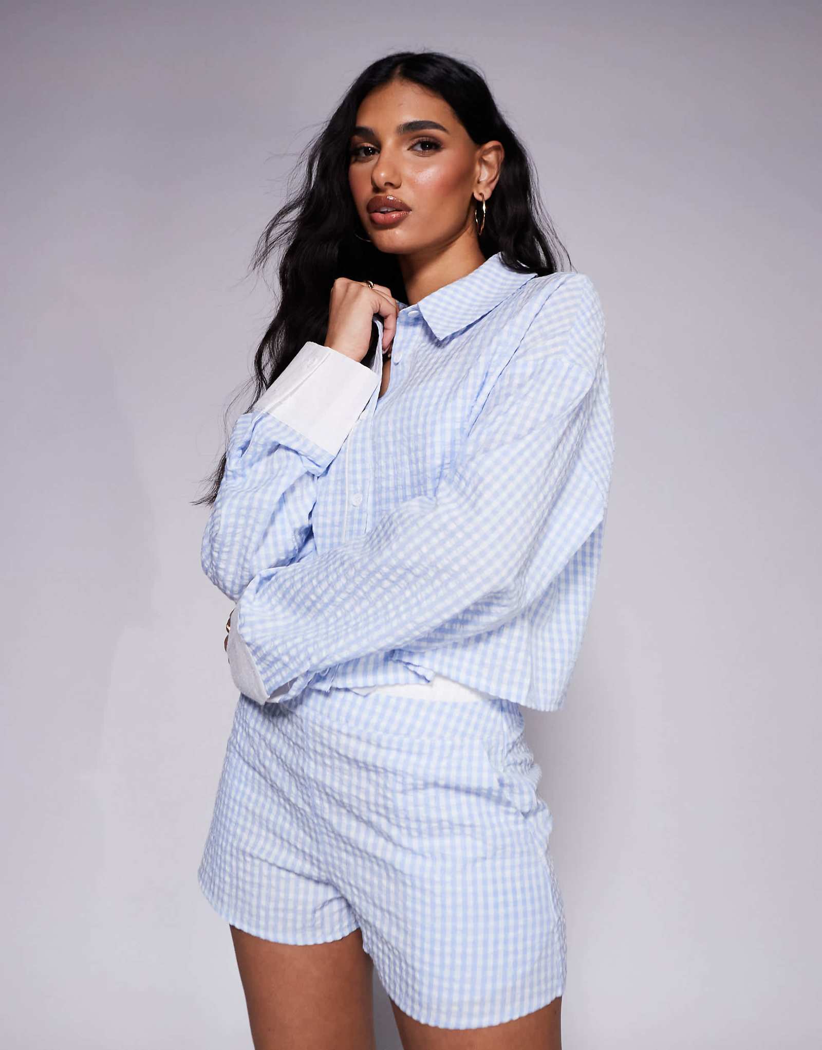 Эксклюзивная укороченная рубашка Kaiia с контрастными манжетами в синюю полоску seersucker - часть комплекта 4790₽