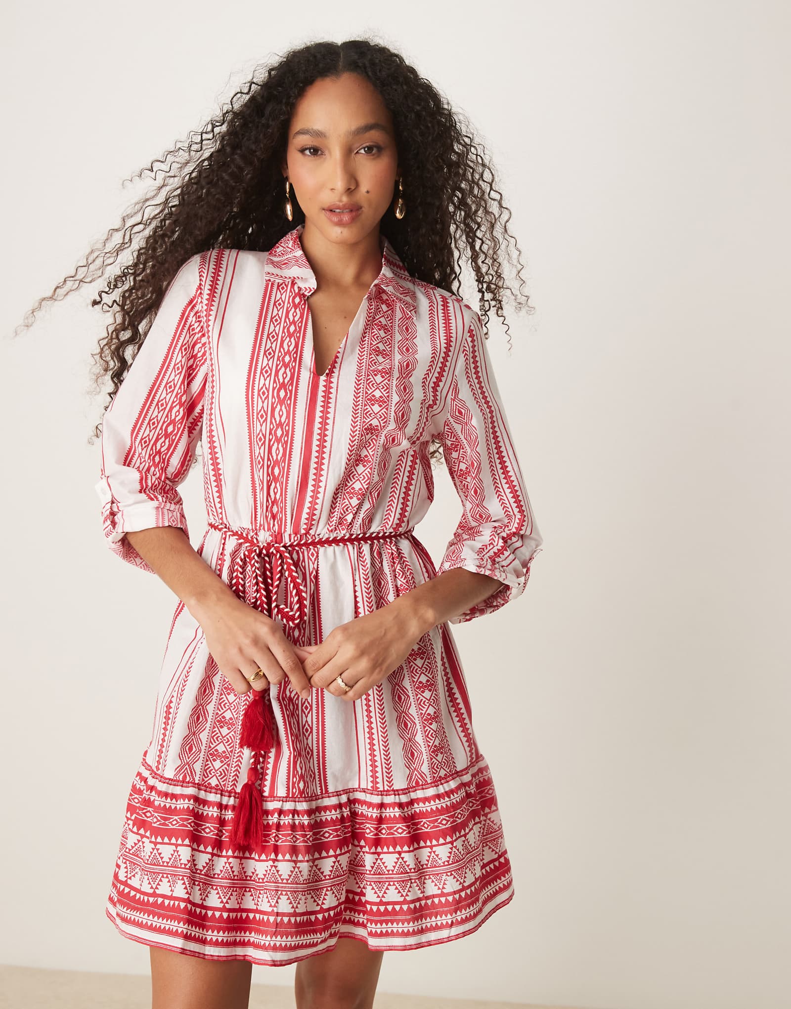 Платье JDY с разрезом на шее и завязкой на талии с красным принтом 8390₽