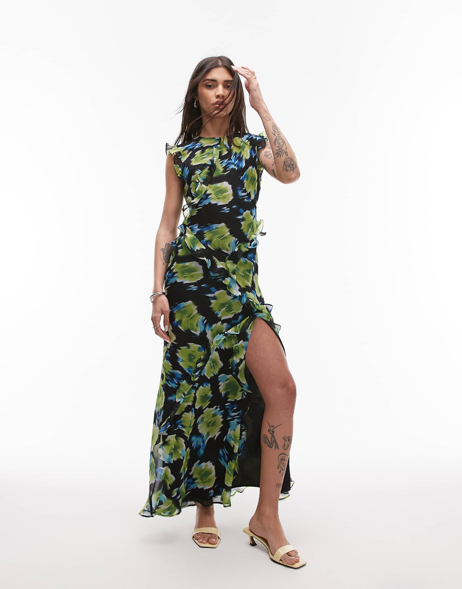 Макси-платье Topshop с высоким вырезом и открытой спиной с оборками размытого синего цвета в цветочек 23290₽