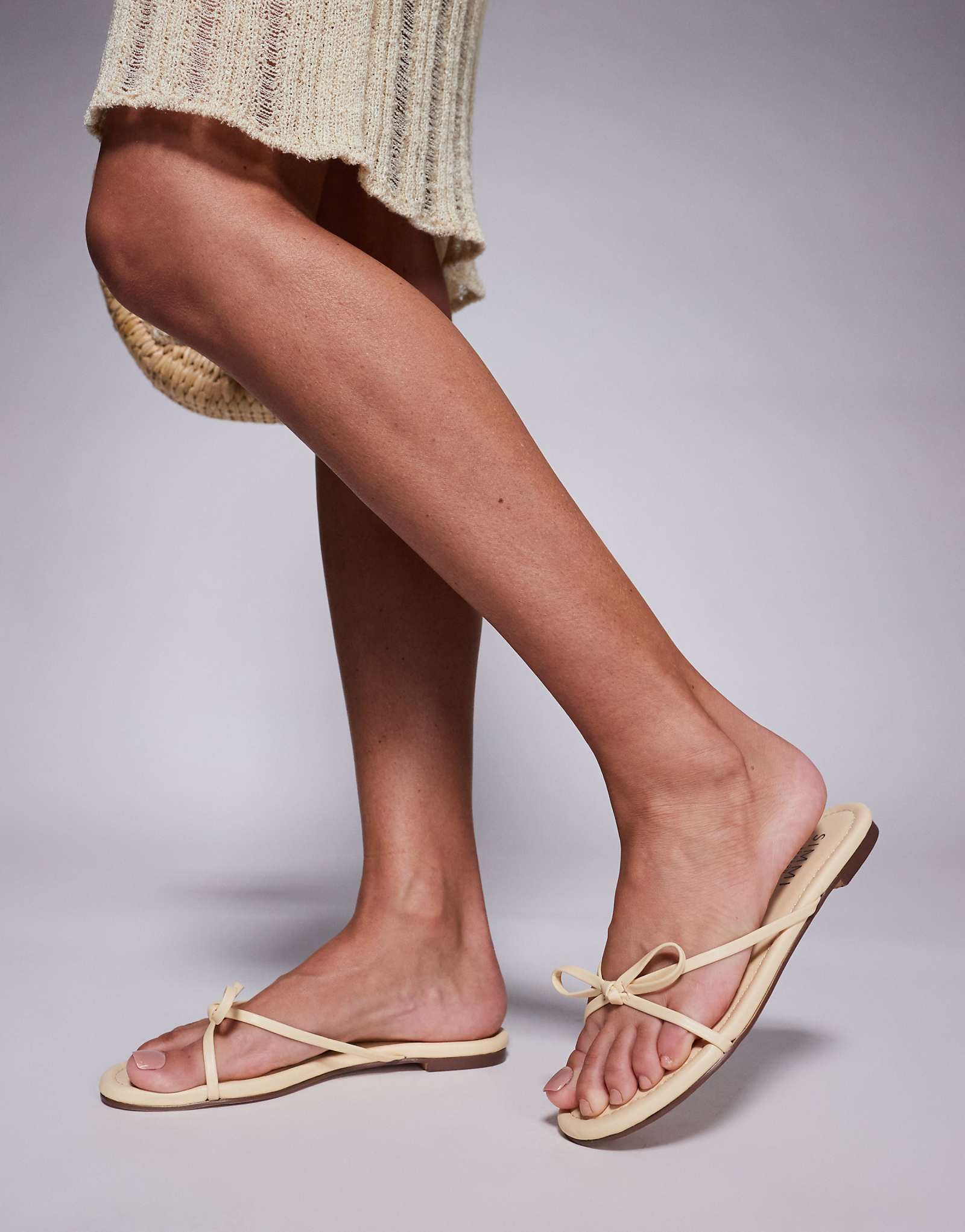 Босоножки на плоской подошве с бантиком Simmi London пастельно-желтого цвета