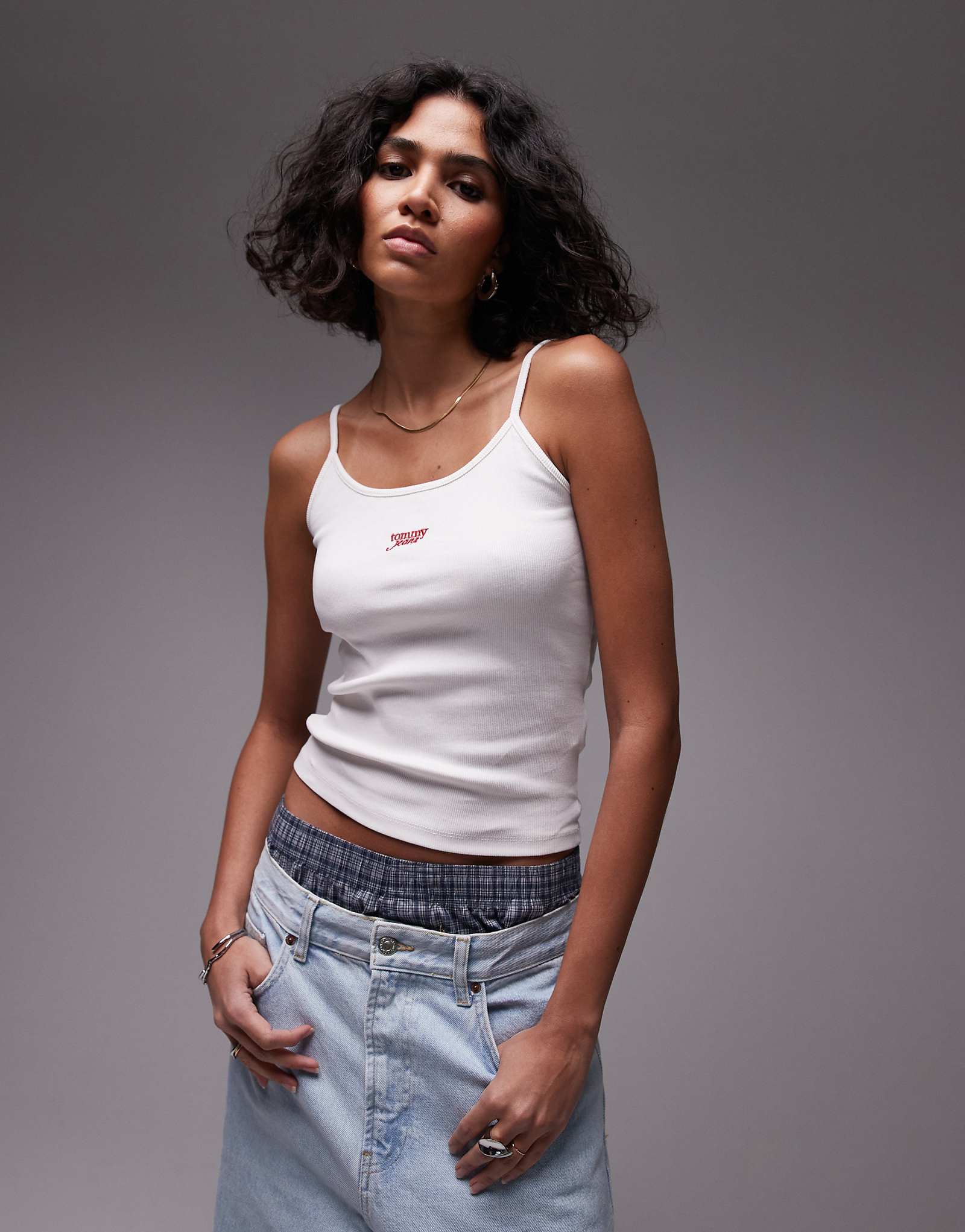 Белая майка на бретельках с логотипом Tommy Jeans script 8990₽