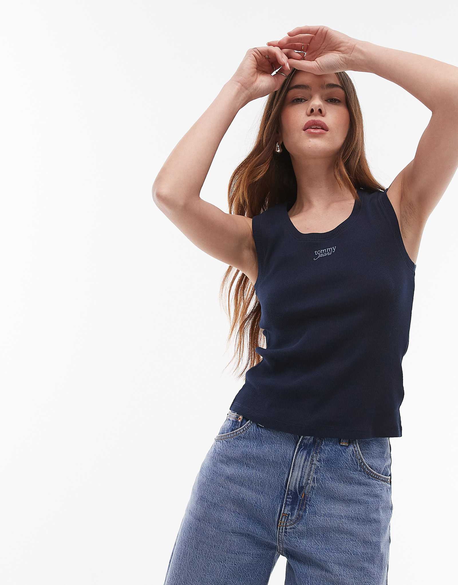 Вязаная майка Tommy Jeans script rib темно-синего цвета 6290₽