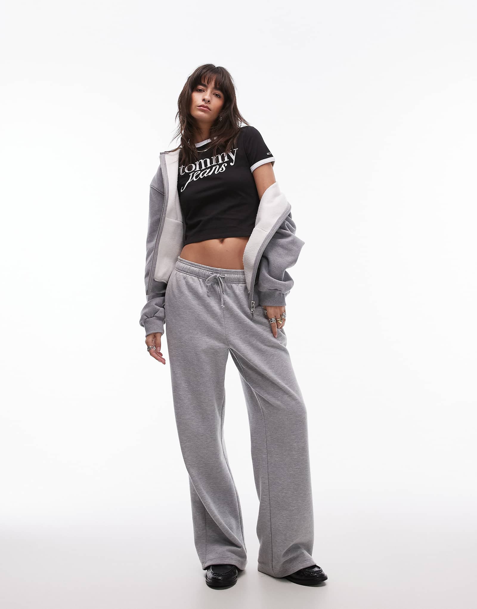 Черно-белая футболка Tommy Jeans script ringer 10390₽