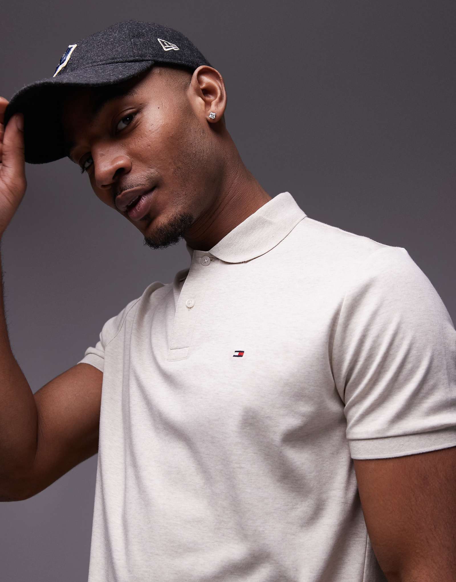 Обычная хлопчатобумажная рубашка-поло от Tommy Hilfiger цвета бежевого вереска 13790₽